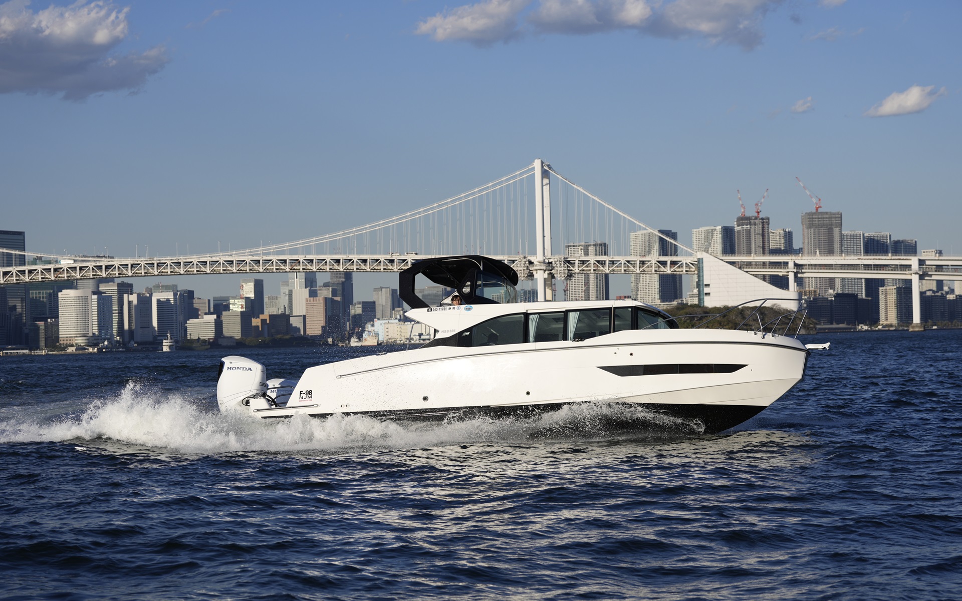 画像は2024年2月に発売したフラグシップ船外機「BF350」を2基搭載した、ニュージャパンマリンの「NSB335」