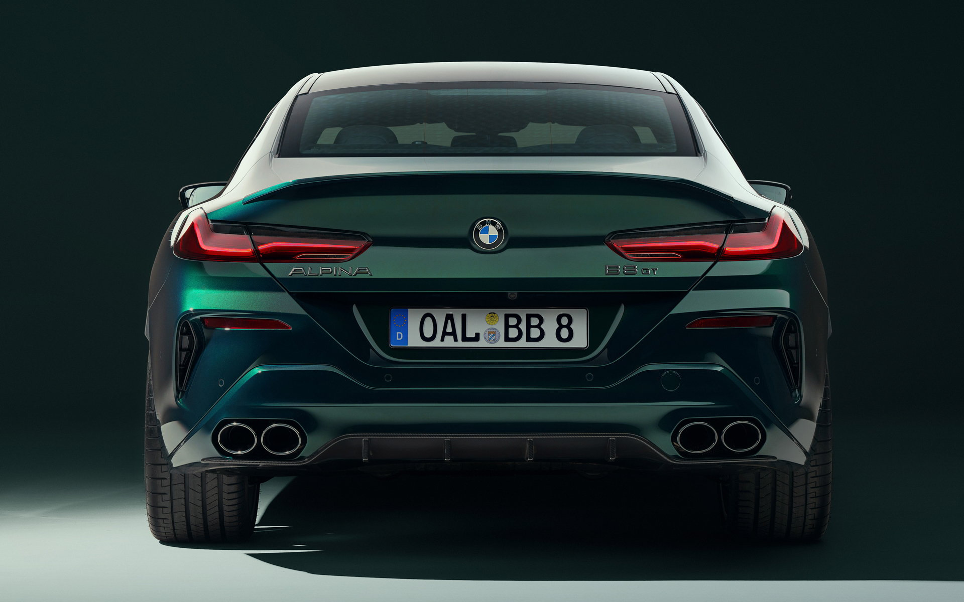 随所にカーボンファイバー製パーツがあしらわれる