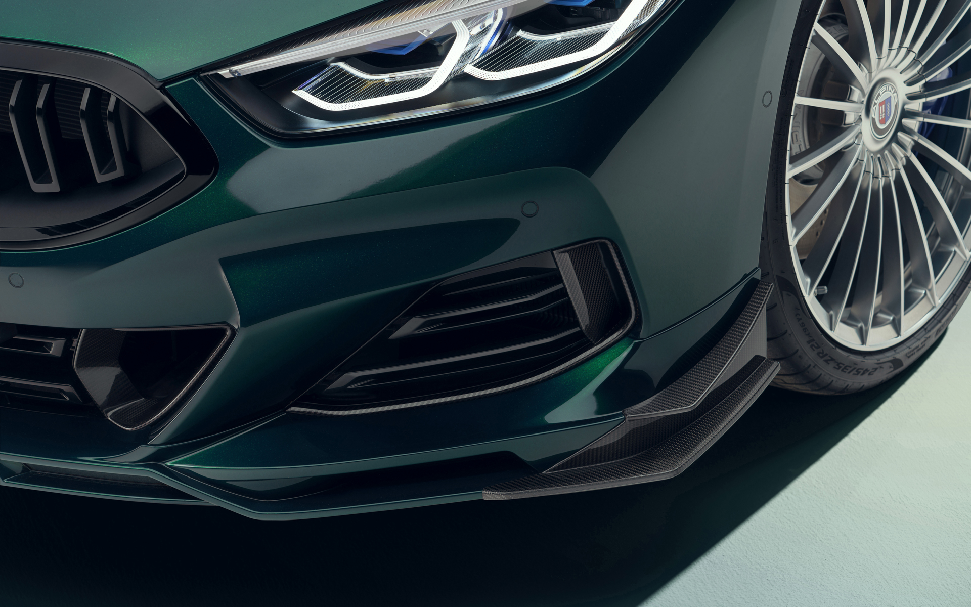 随所にカーボンファイバー製パーツがあしらわれる