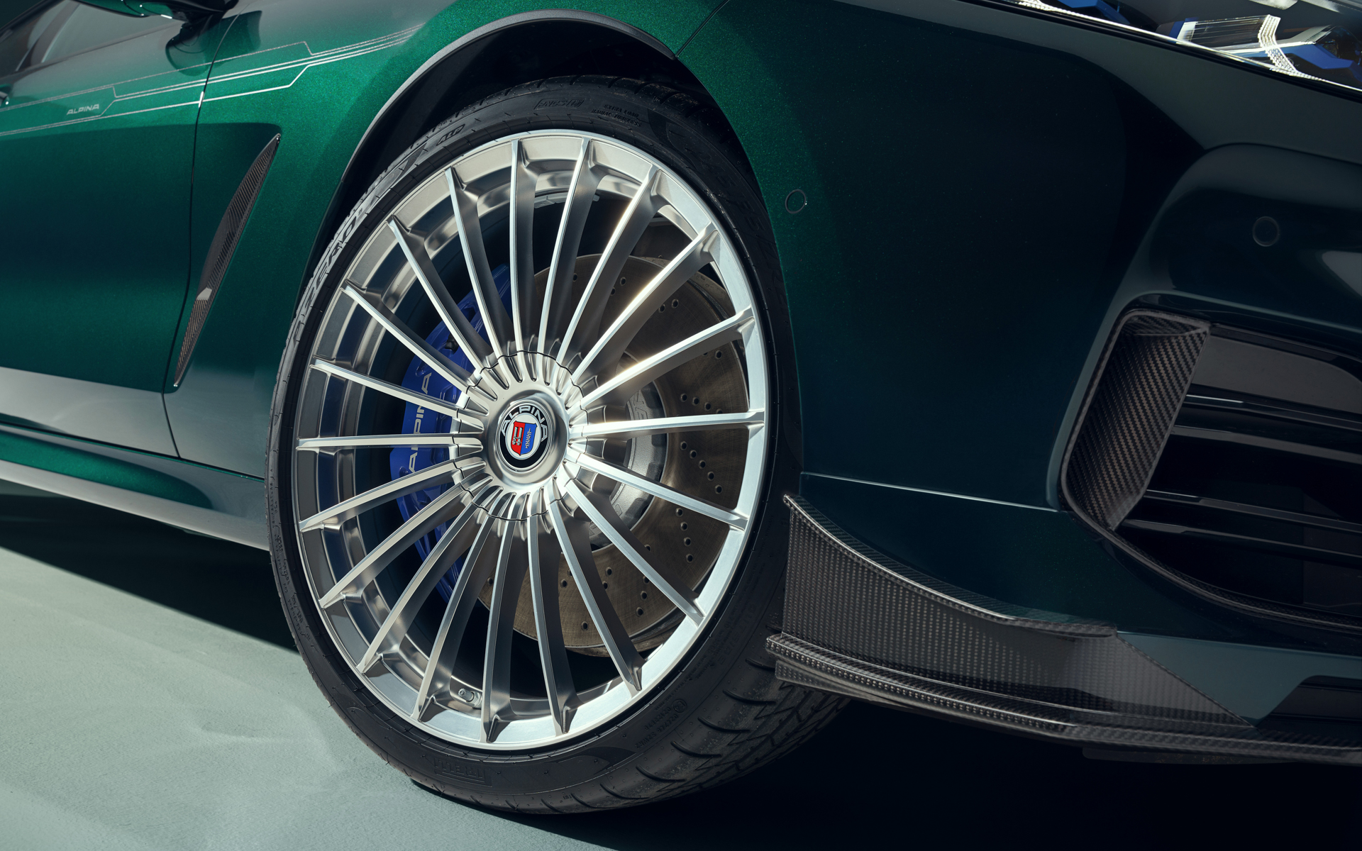 専用の21インチ鍛造アルミホイールを装着。アルピナ・ハイ・パフォーマンスブレーキシステムも標準装備となる