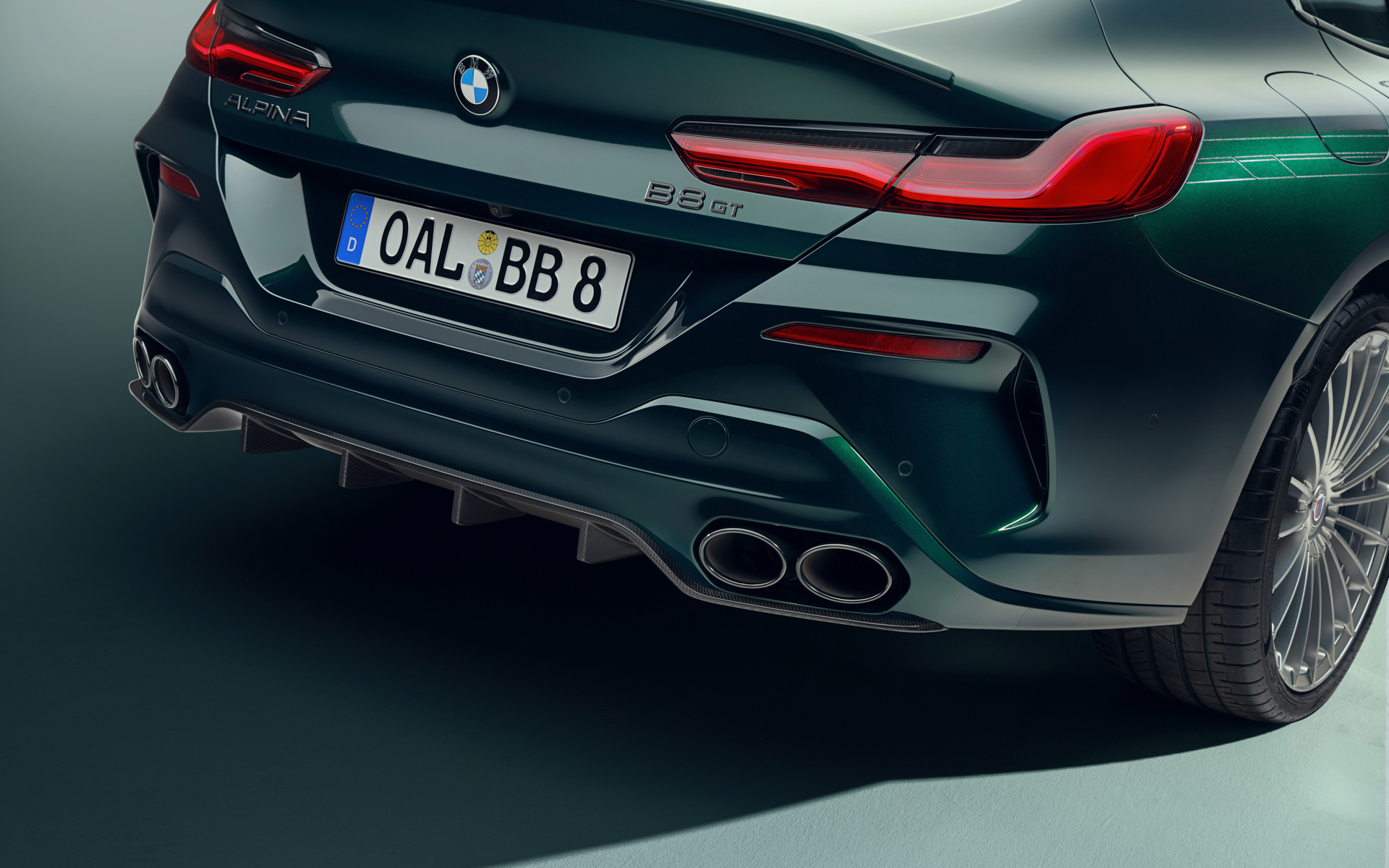 随所にカーボンファイバー製パーツがあしらわれる