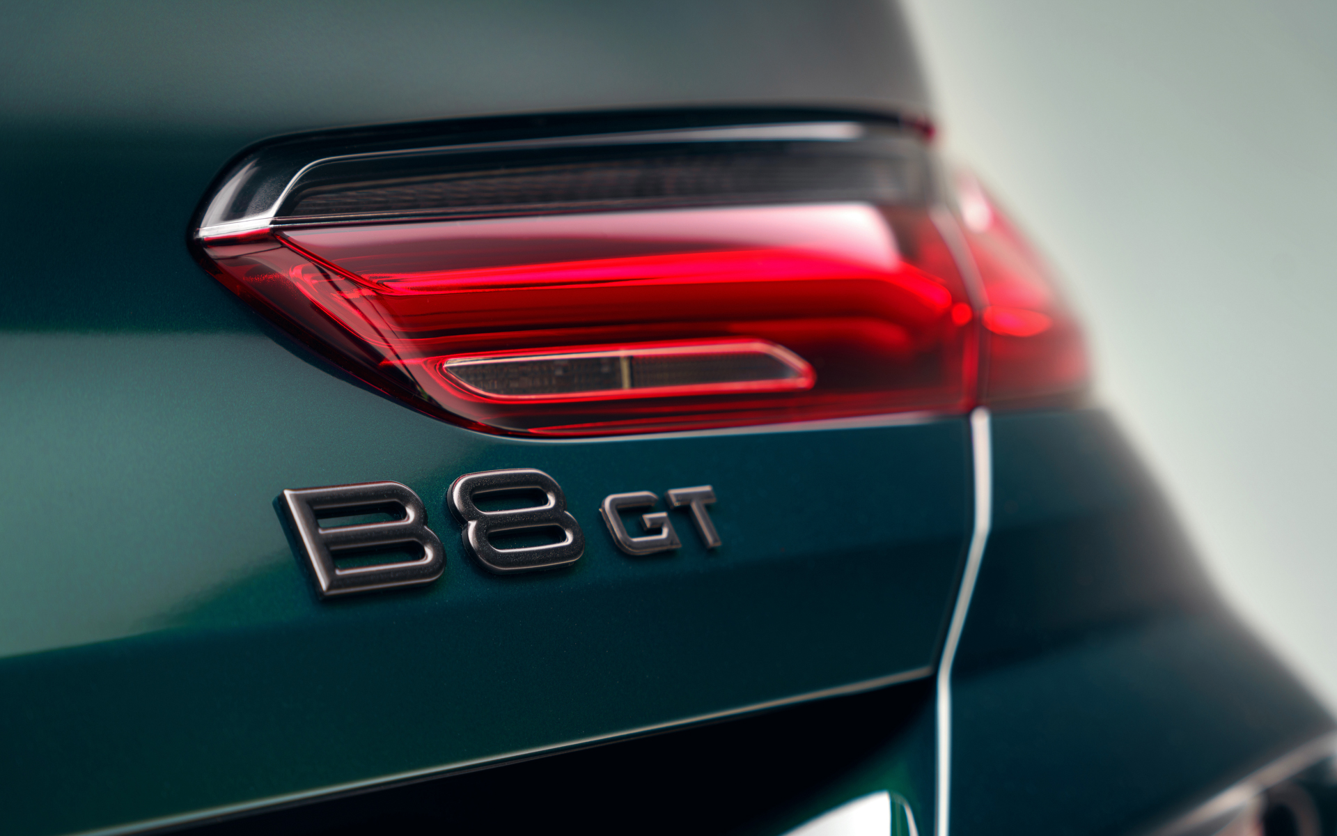 B8 GTのロゴがあしらわれる