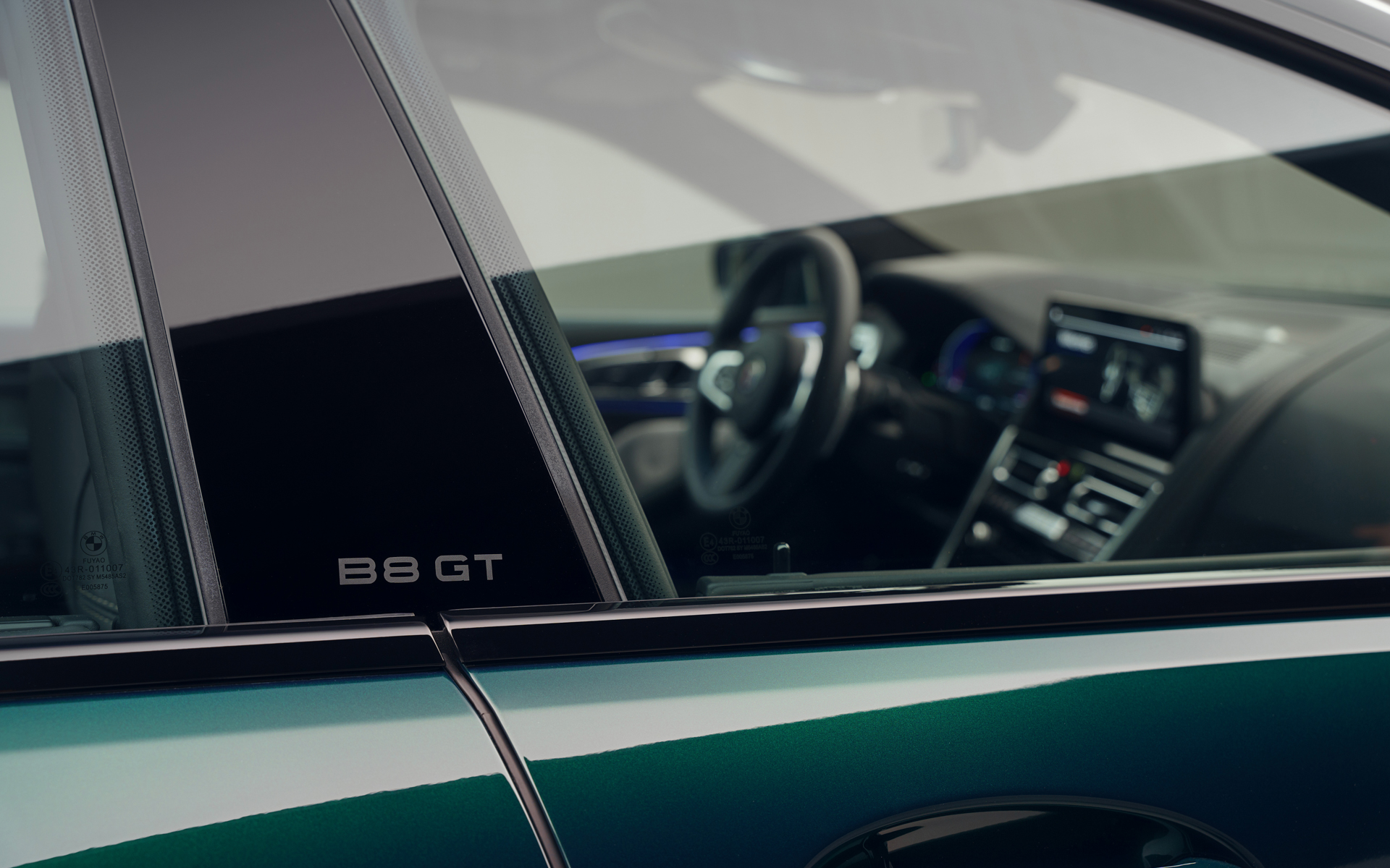 B8 GTのロゴがあしらわれる