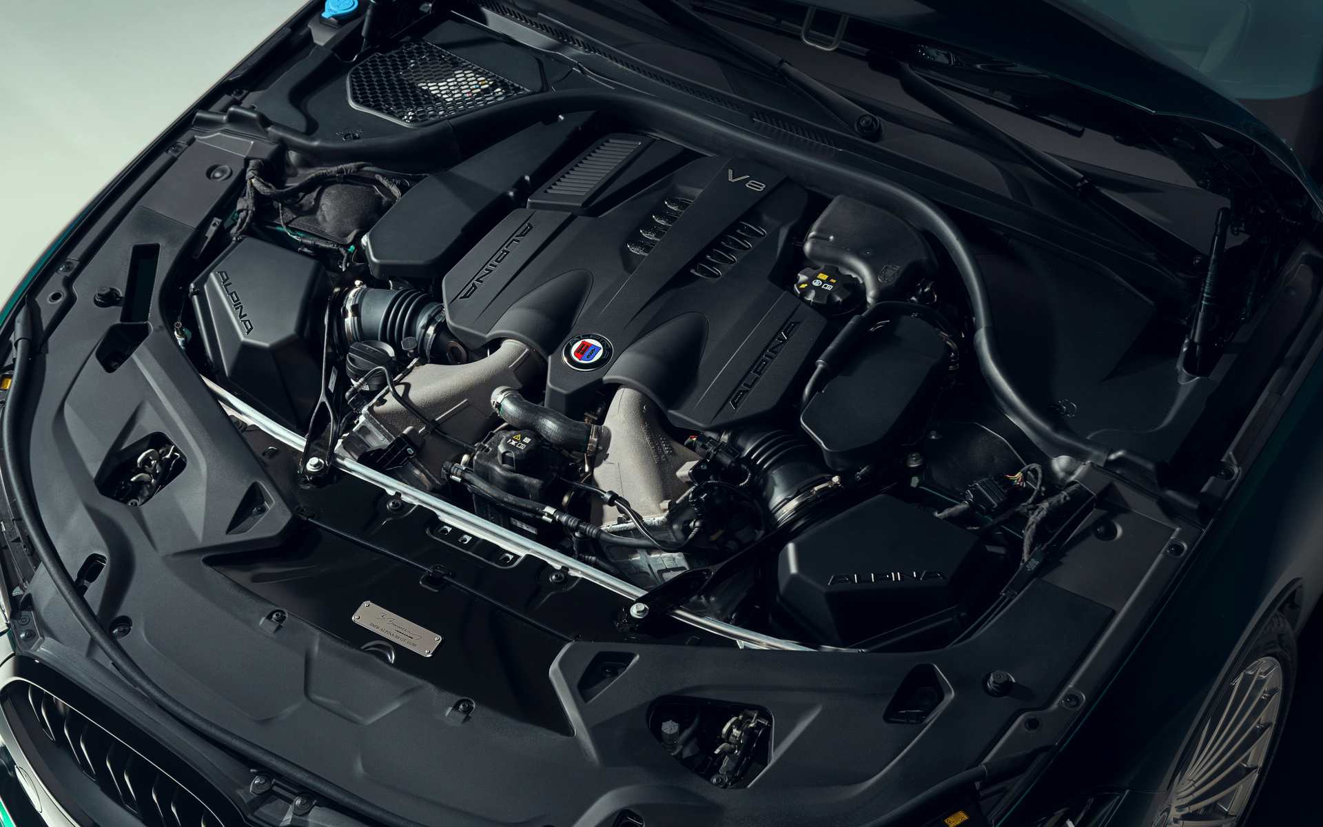 エンジンは最高出力466kW（634PS）、最大トルク850Nmを発揮し、アルピナ史上もっとも高出力で強力という