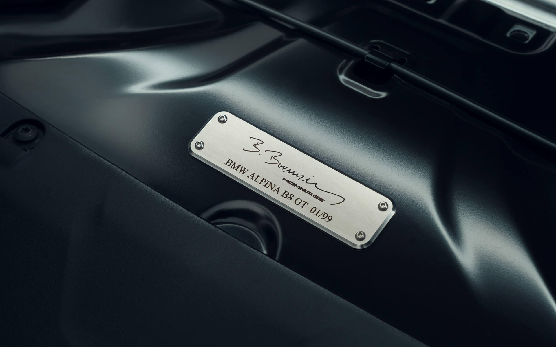 エンジンルームの先端にはシリアルナンバーが刻まれたプレートが配されている