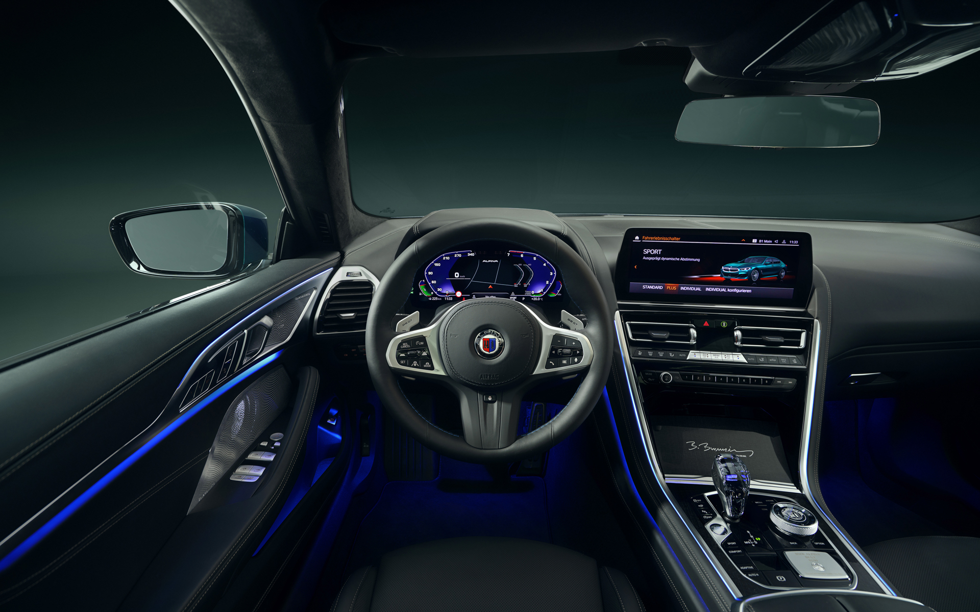 センターコンソールの開閉蓋にも創業家ブルカルト・ボーフェンジーペン氏のサインが刻まれる。シフトノブの近くにはシリアルナンバーの入ったプレートも配されている