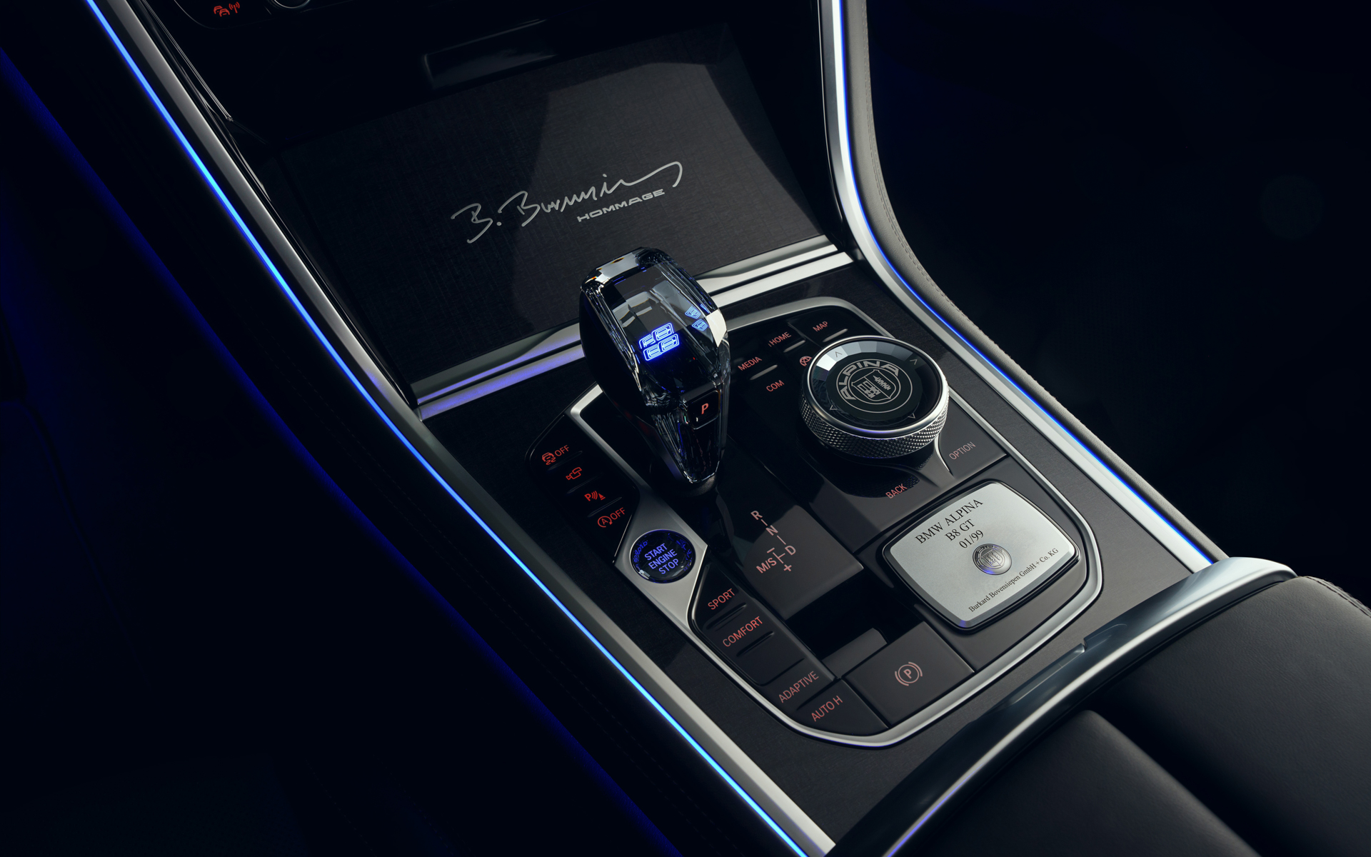 センターコンソールの開閉蓋にも創業家ブルカルト・ボーフェンジーペン氏のサインが刻まれる。シフトノブの近くにはシリアルナンバーの入ったプレートも配されている