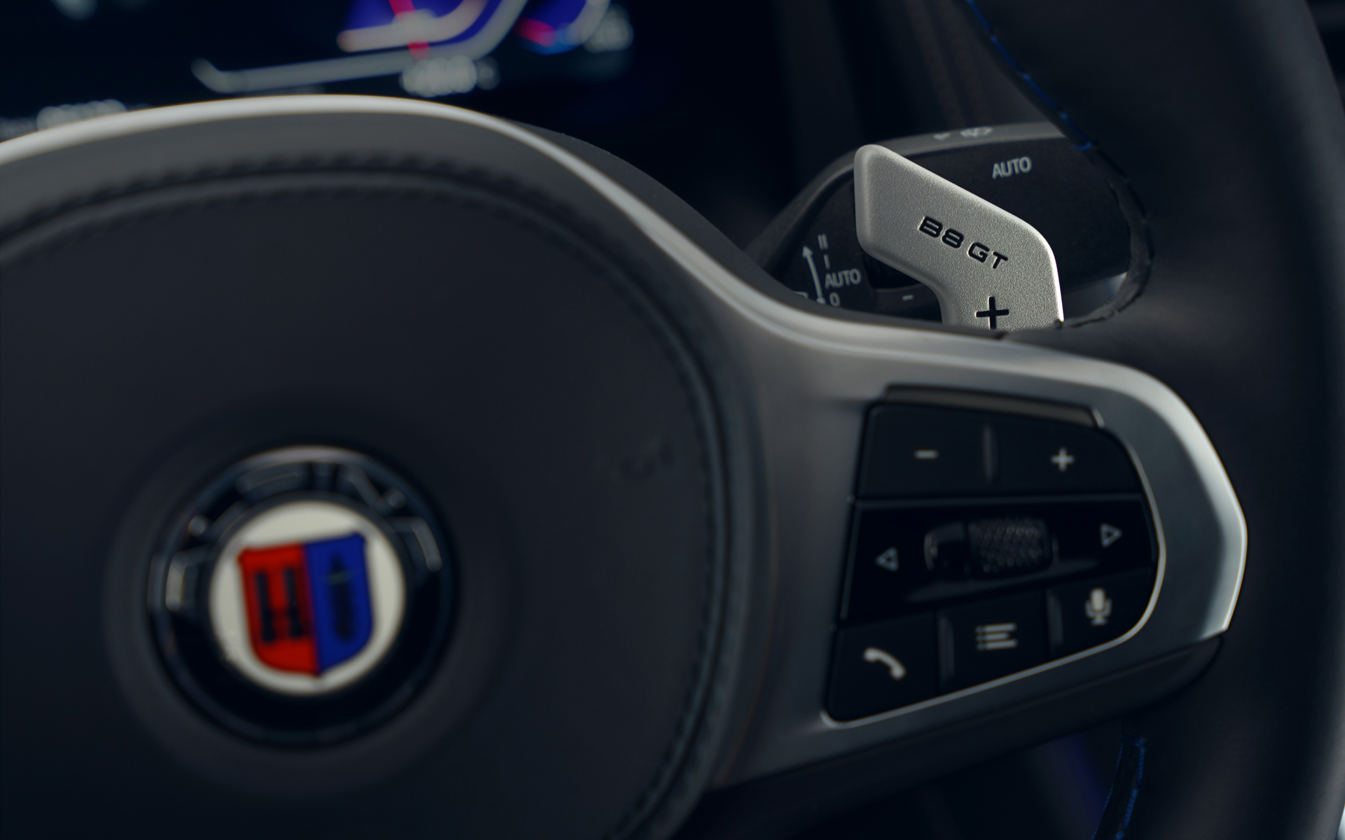 パドルシフトにもB8 GTがあしらわれている