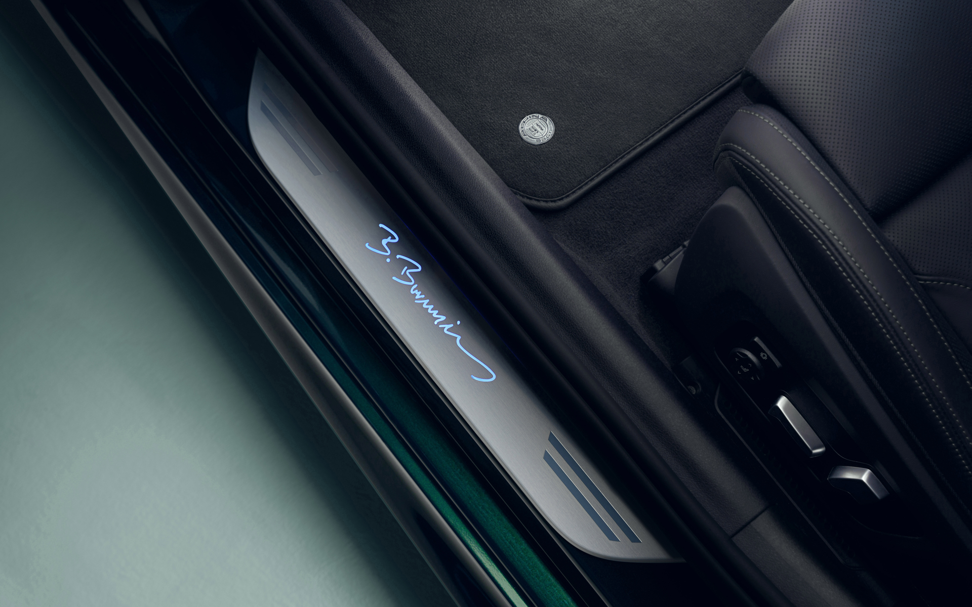 スカッフプレートにも創業家ブルカルト・ボーフェンジーペン氏のサインが入る