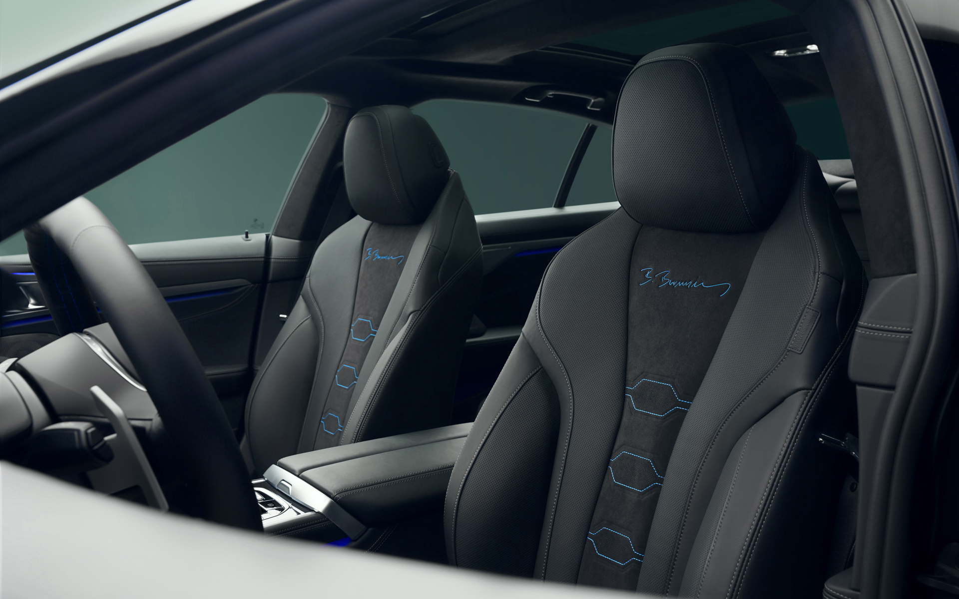 シートバックレスト上部には創業家ブルカルト・ボーフェンジーペン氏のサインが刺繍されている