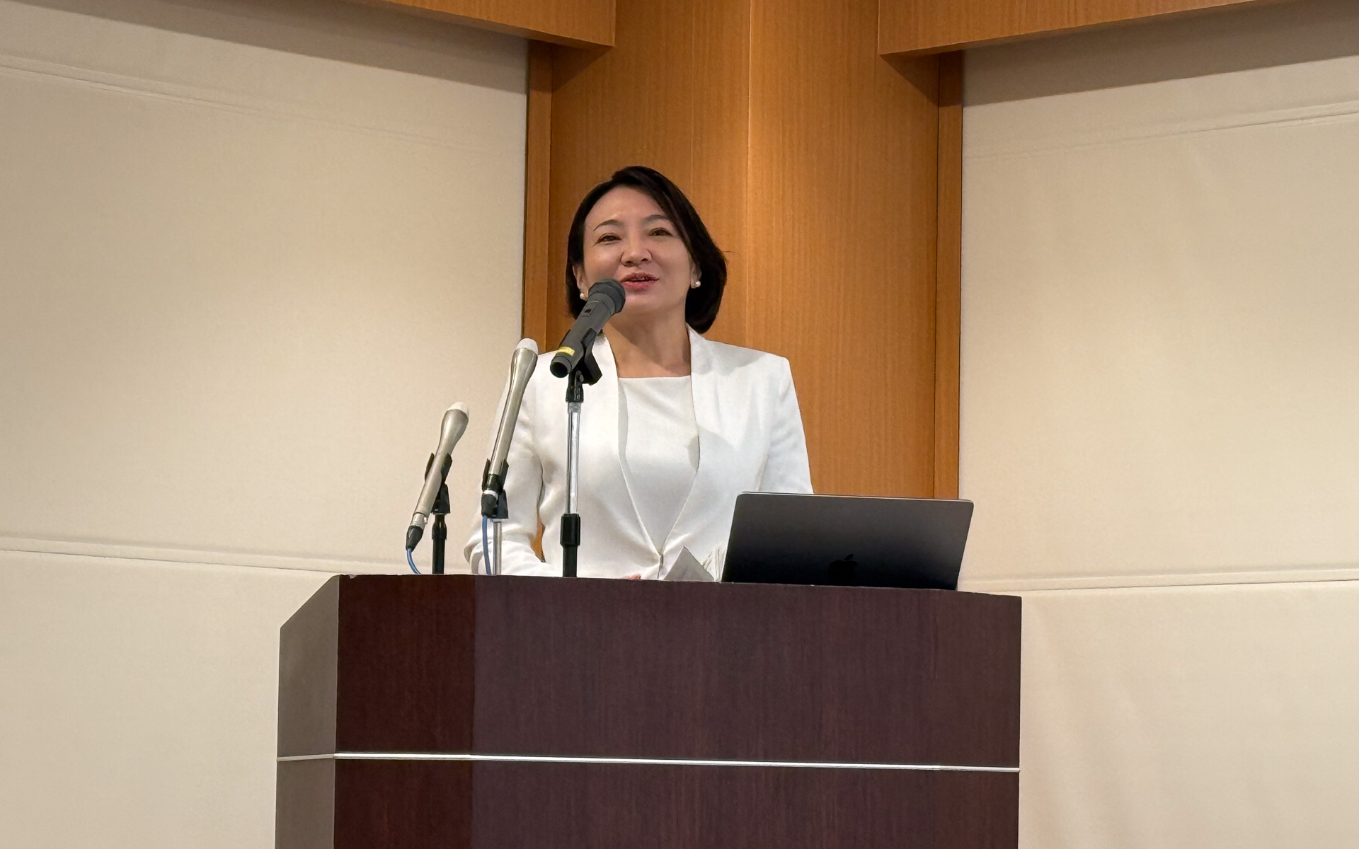 港区長 清家愛氏