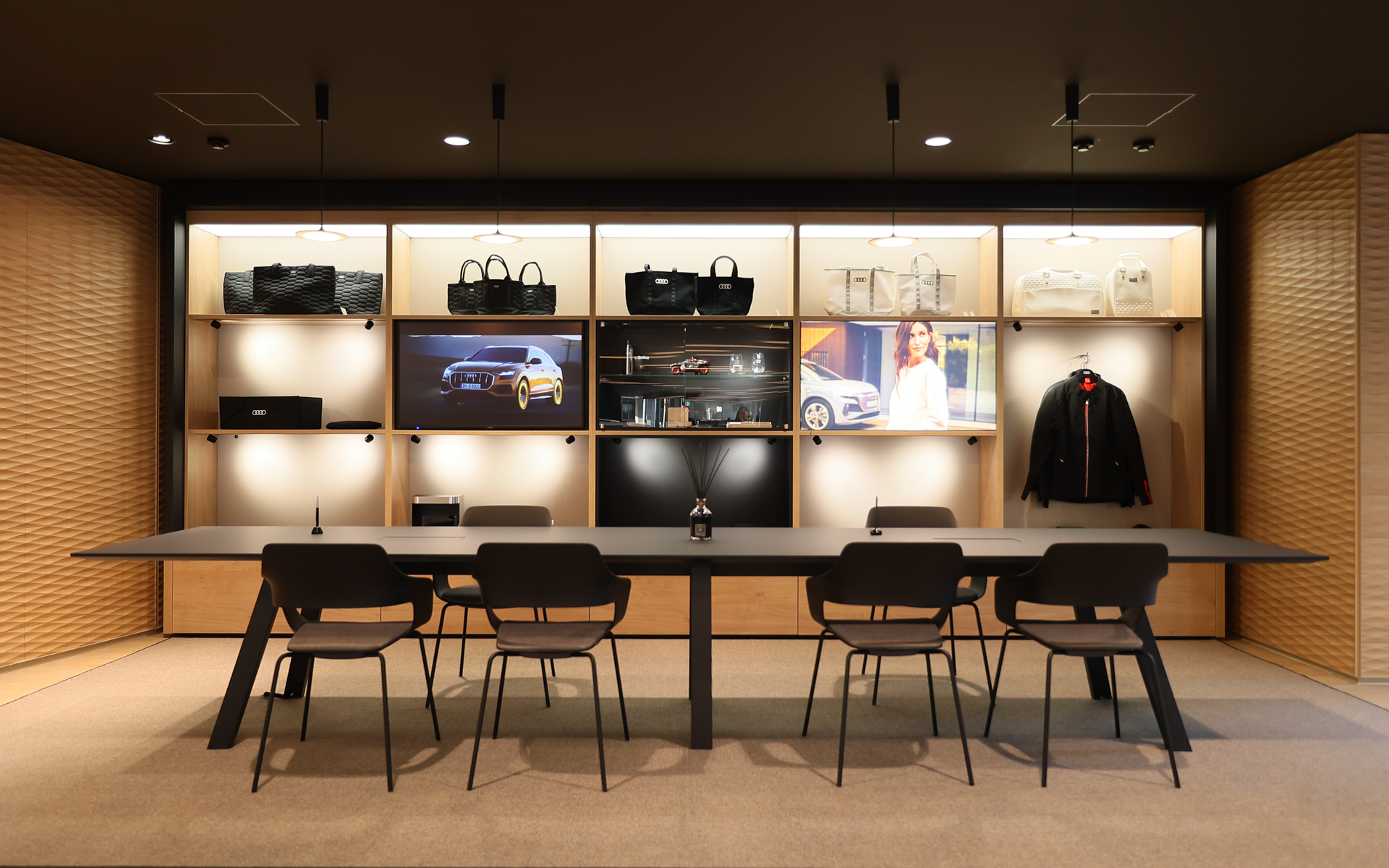 Audi City 銀座にはゆったりとくつろげるスペースも