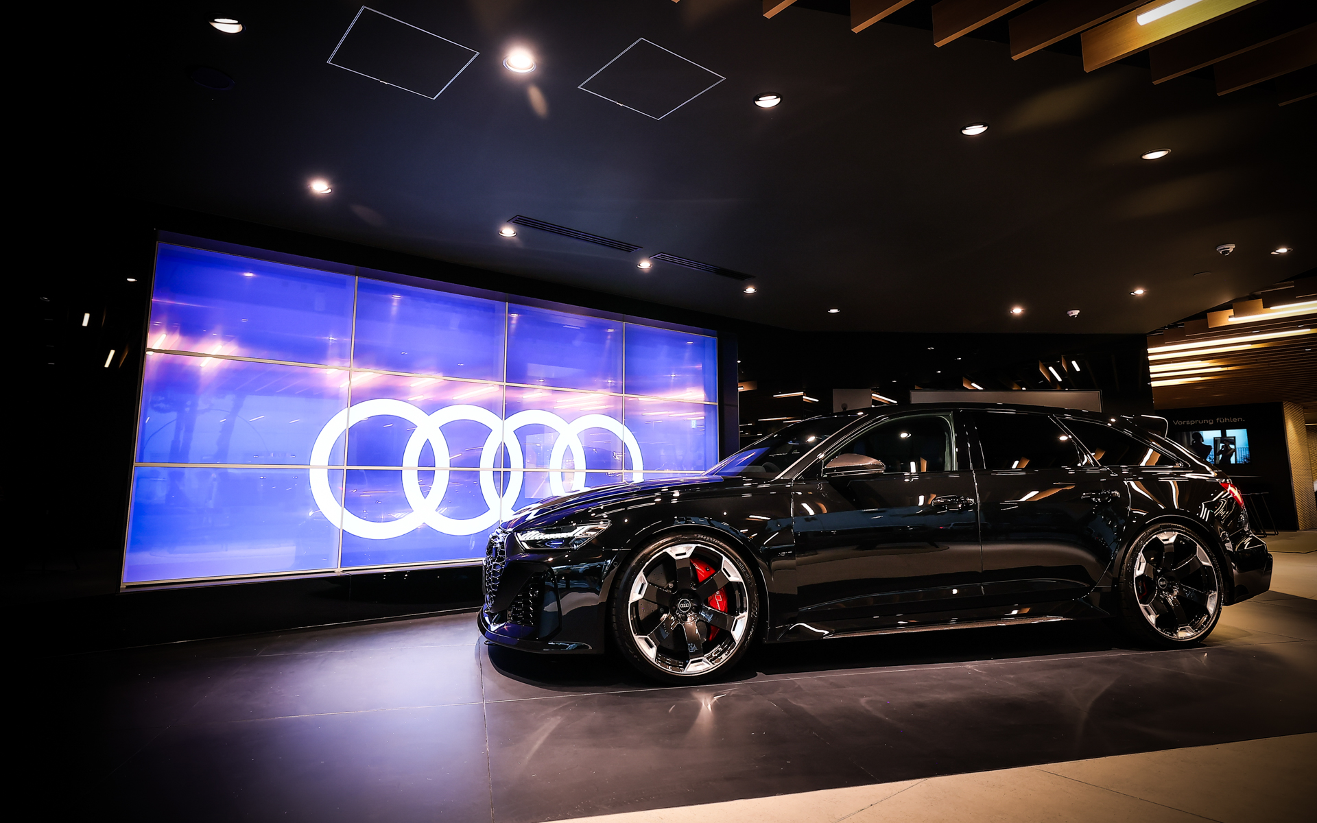 Audi City 銀座にはゆったりとくつろげるスペースも