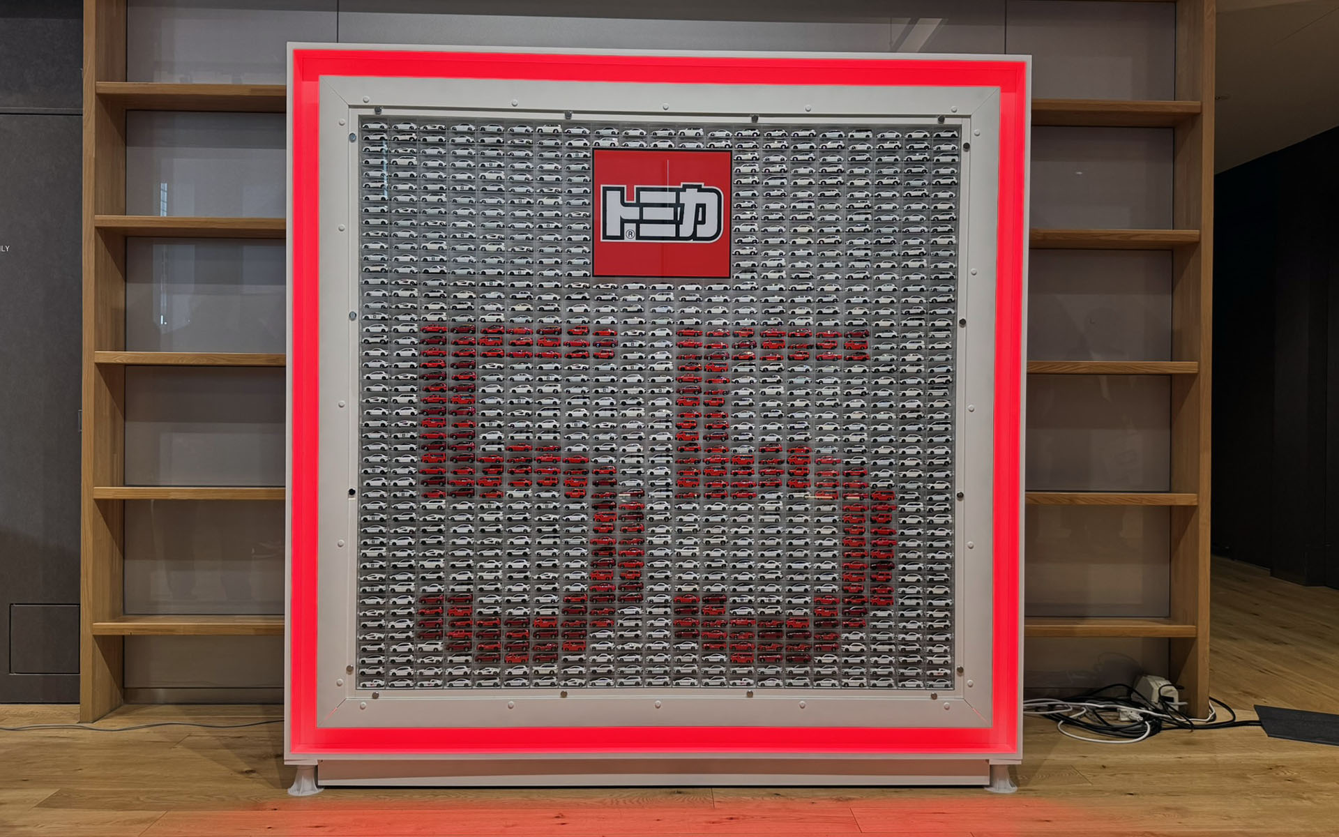 WITH HARAJUKU HALLに飾られた、トミカを用いた55周年を祝うオブジェ