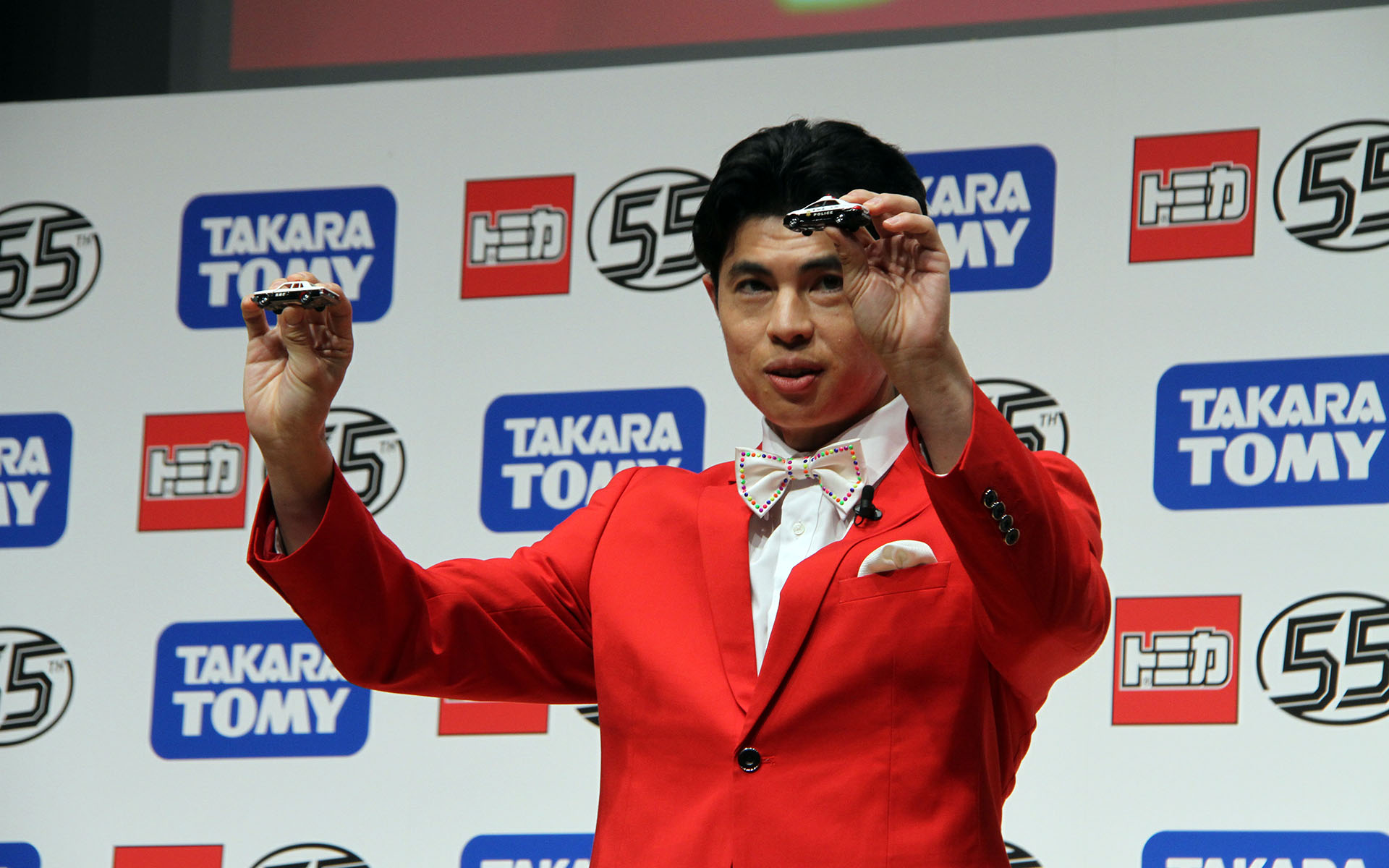 新番組「トミプラワールド のりのりタイムズ！！」のMCを務める小島よしおさんも登壇。もちろん「うぇーい！」で登場