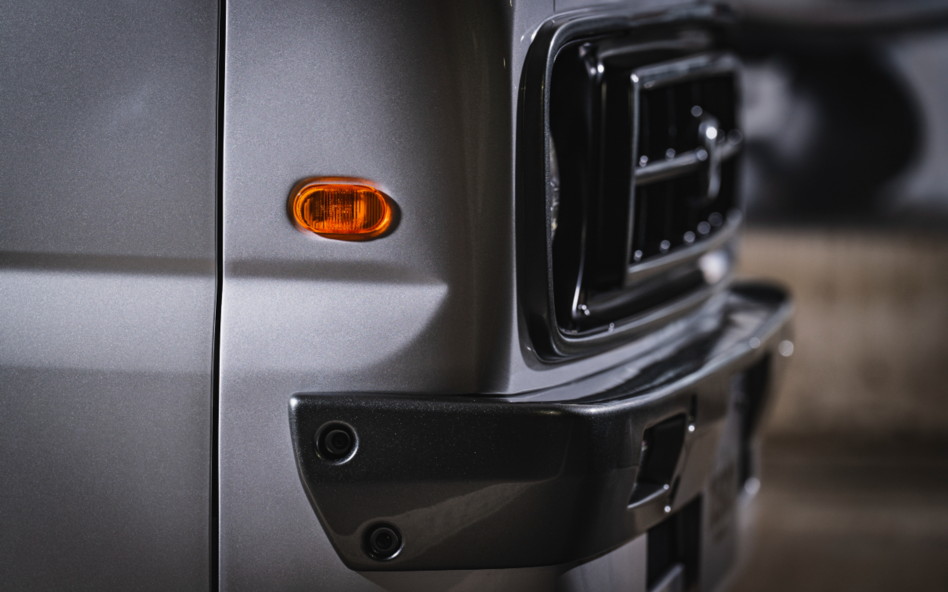 丸形ヘッドライトだけでなくレトロな雰囲気を醸し出すグリルとなっている