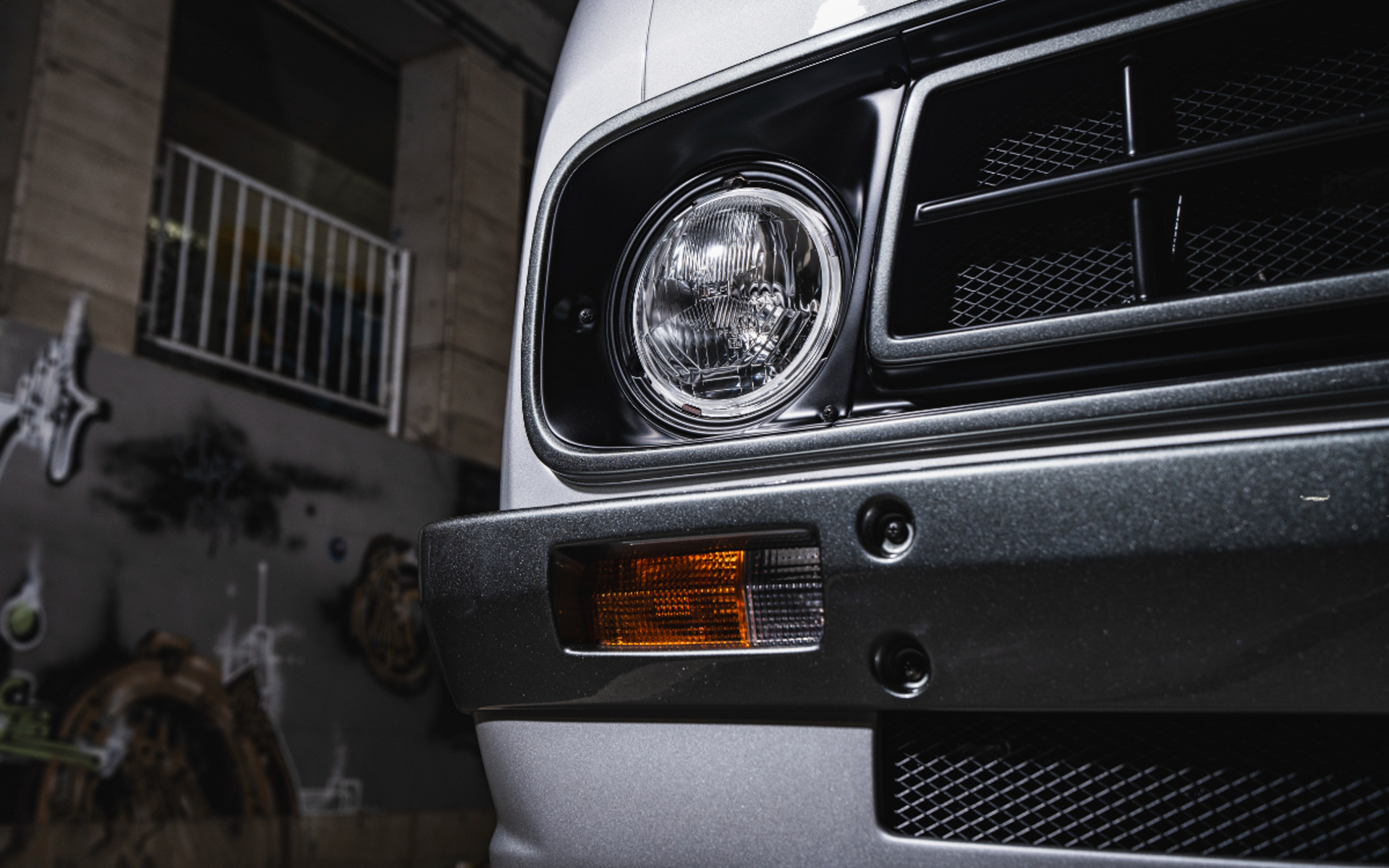 丸形ヘッドライトだけでなくレトロな雰囲気を醸し出すグリルとなっている