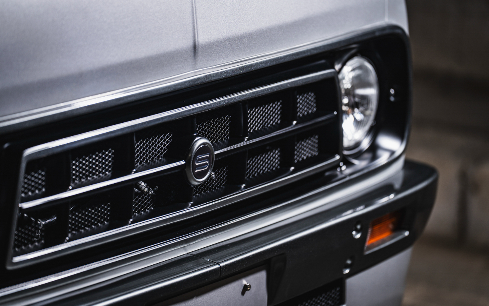 丸形ヘッドライトだけでなくレトロな雰囲気を醸し出すグリルとなっている