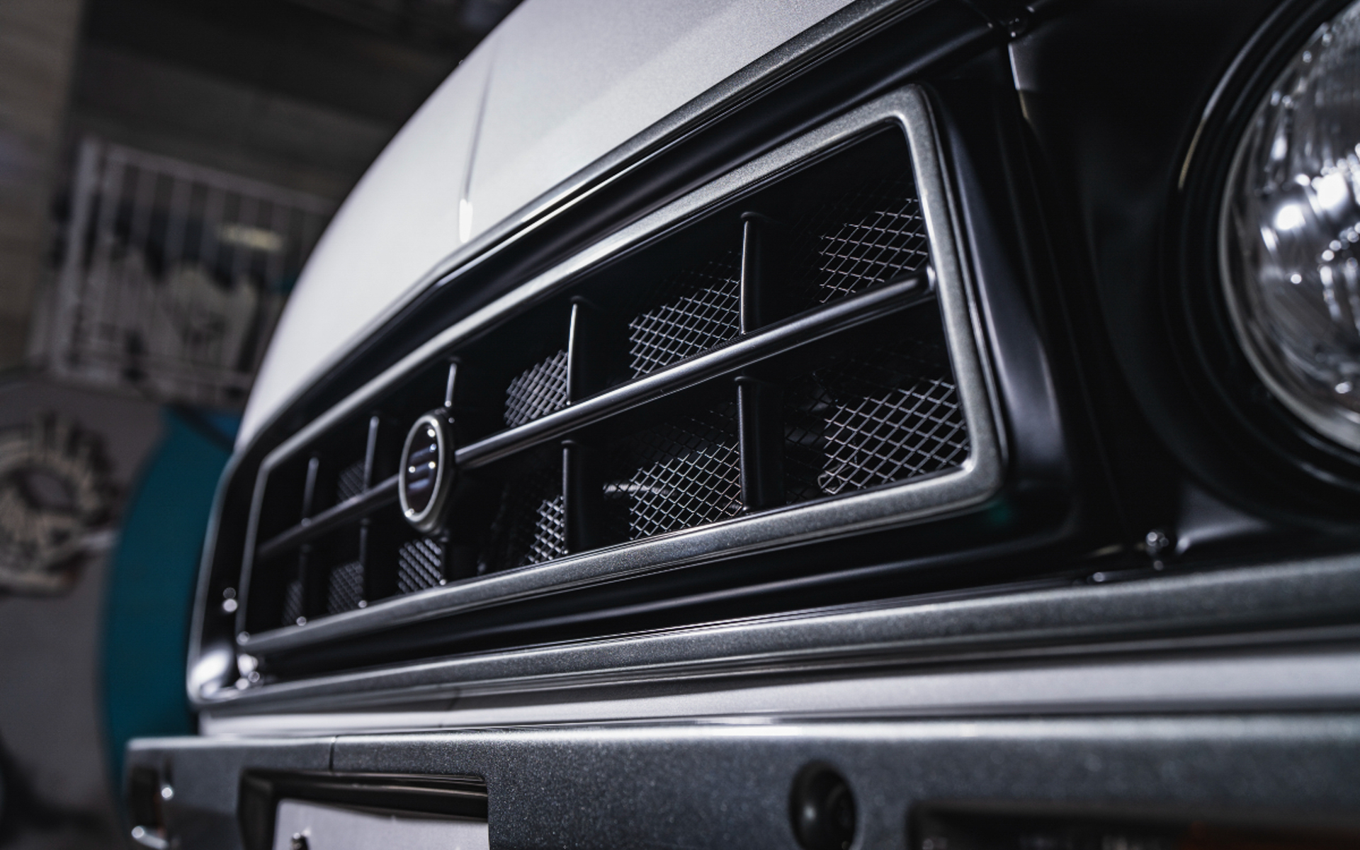 丸形ヘッドライトだけでなくレトロな雰囲気を醸し出すグリルとなっている