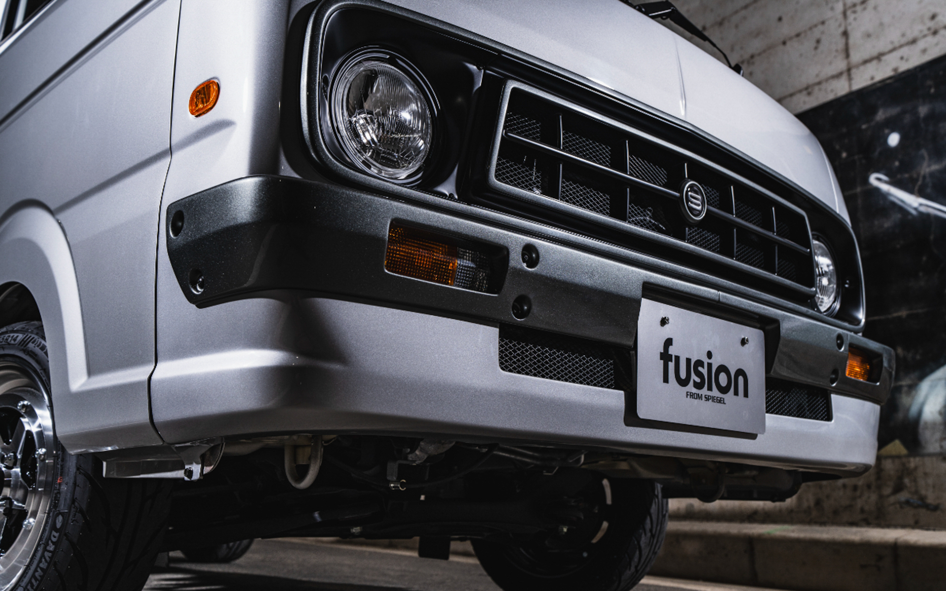 フロントの印象をガラリと変えるフェイスキットとなっている