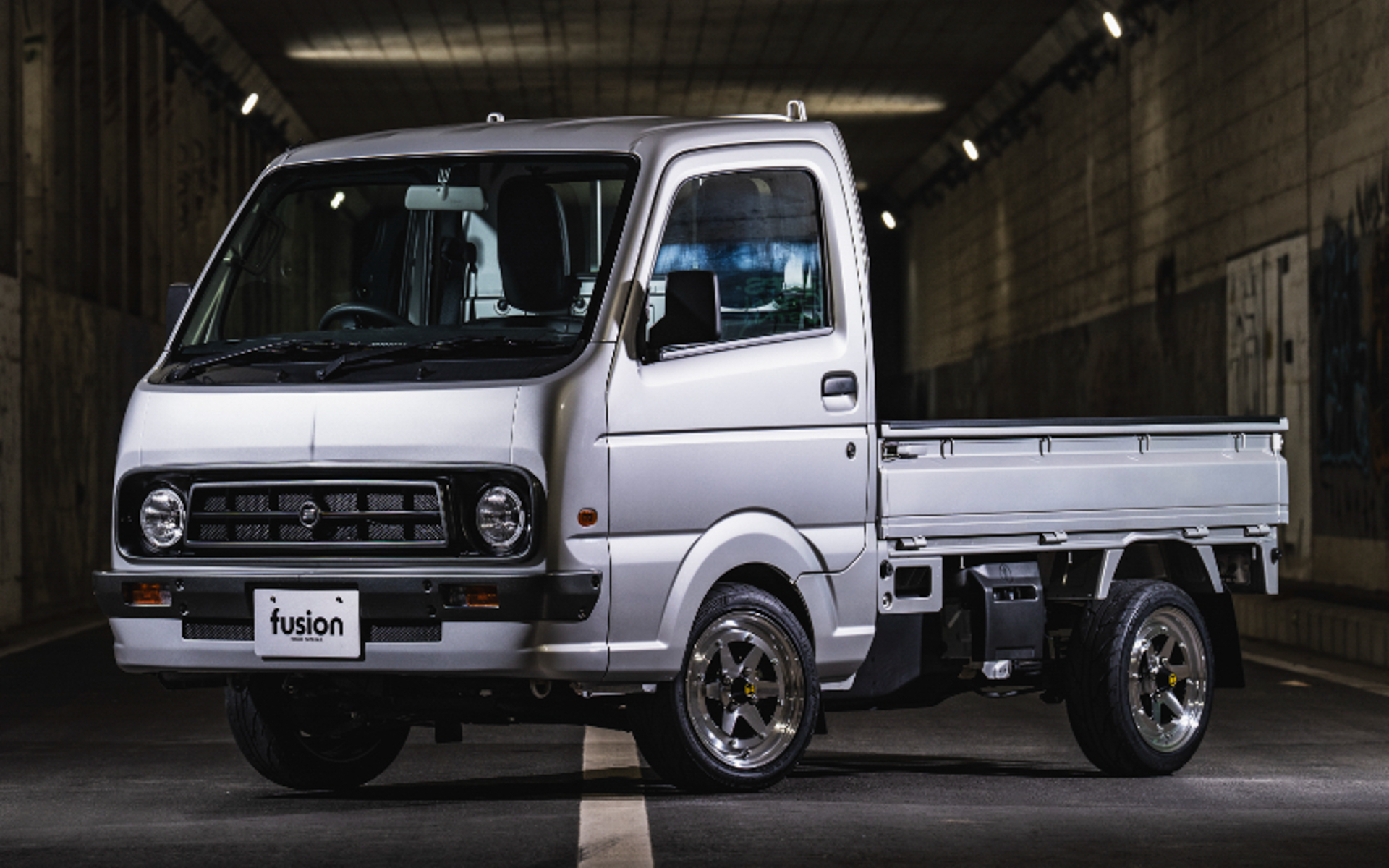 ラスターがスズキ「スーパーキャリイ」を“サニトラ”顔に仕上げるフェイスキットを発表した