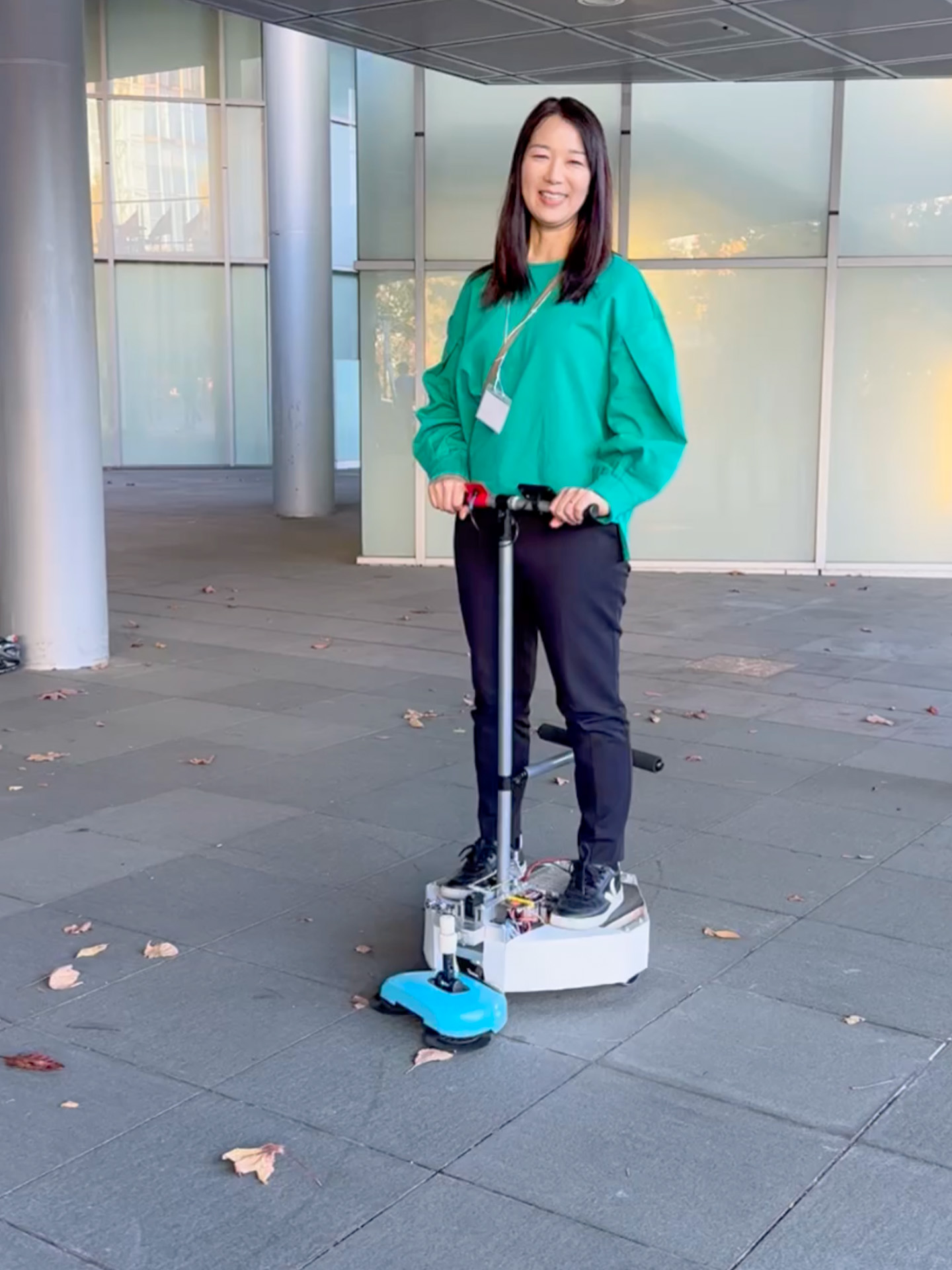 栃木県立鹿沼高等学校のサイエンス部・物理班の9名による技術発表展示「KPCEV-12　乗れルンバ」に乗せてもらいました！　あちこち動きながら葉っぱを吸い込むけなげな姿に、ペットみたいなかわいさを感じちゃいました