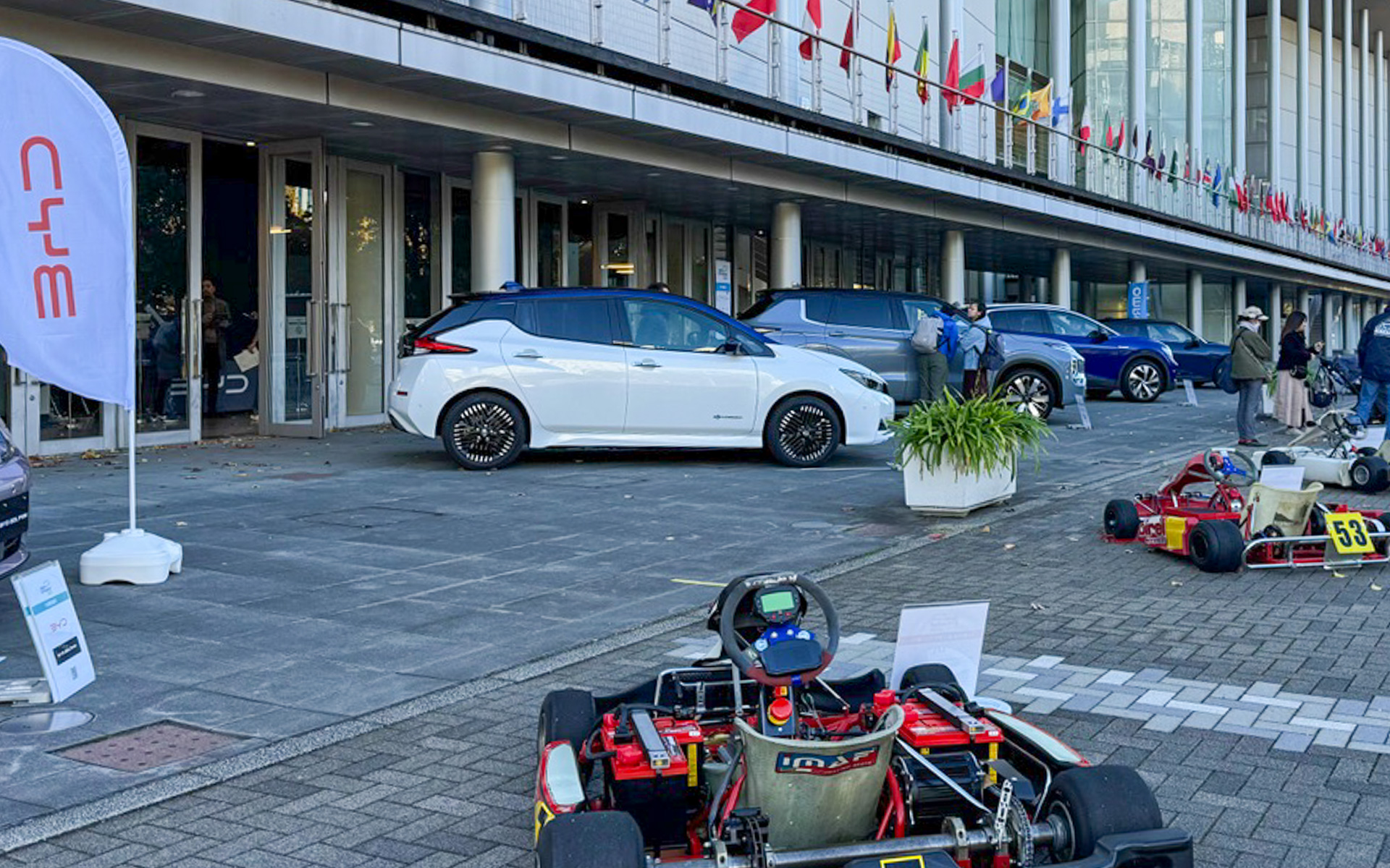 BYDやMINI、マイナーチェンジしたばかりの三菱アウトランダーPHEVなど、最新のEV、PHEVの展示やコンバートEVの展示、インフラや自治体の紹介ブースなど盛りだくさんの会場でした