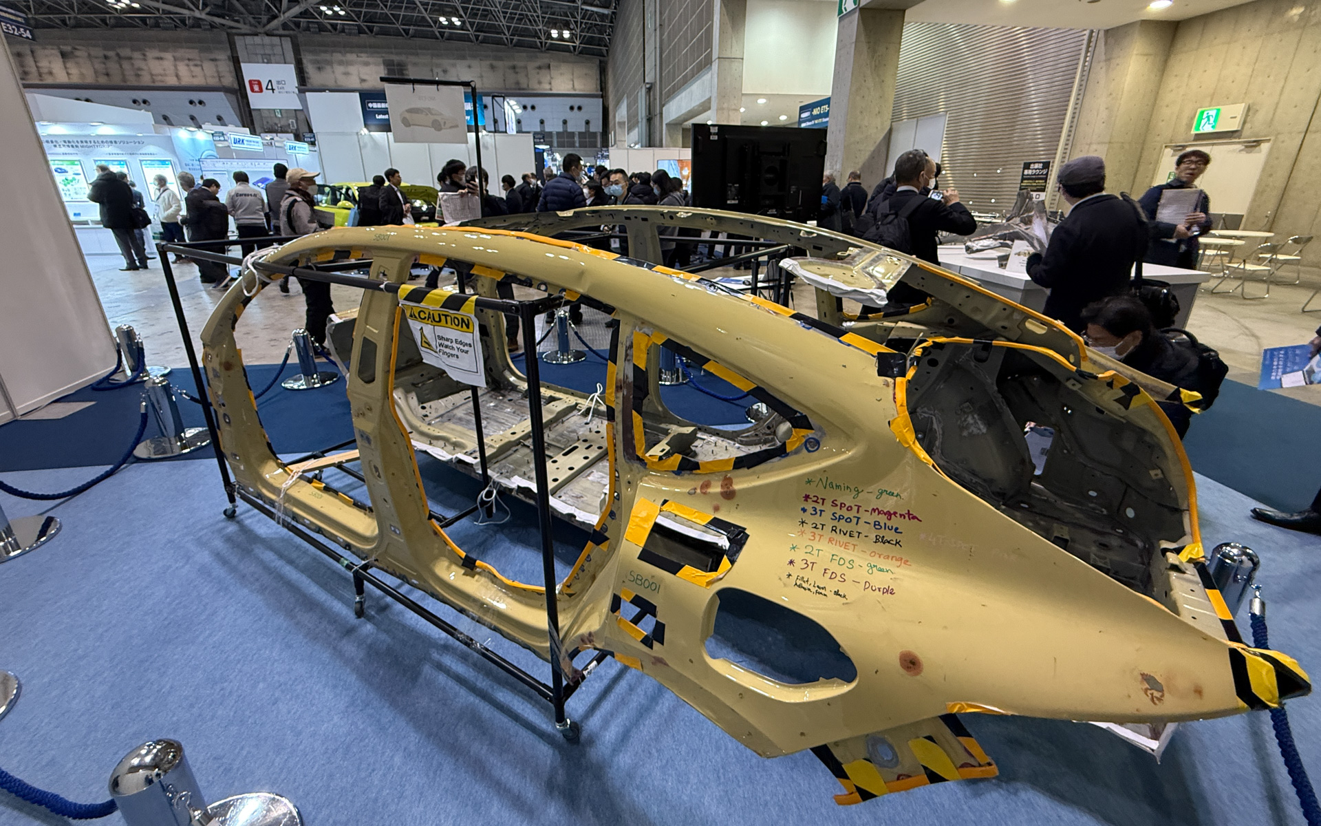 中国のEVブランドNIOのEVセダン「ET5」の分解展示