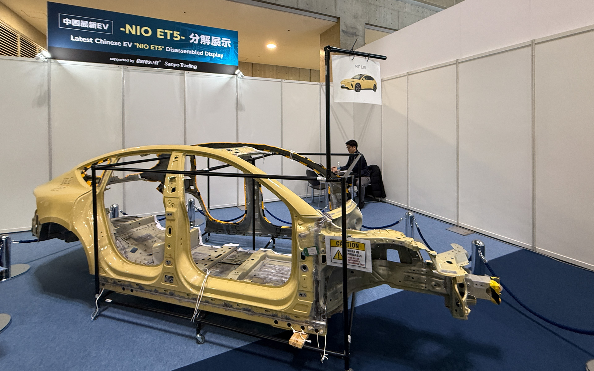 中国のEVブランドNIOのEVセダン「ET5」の分解展示