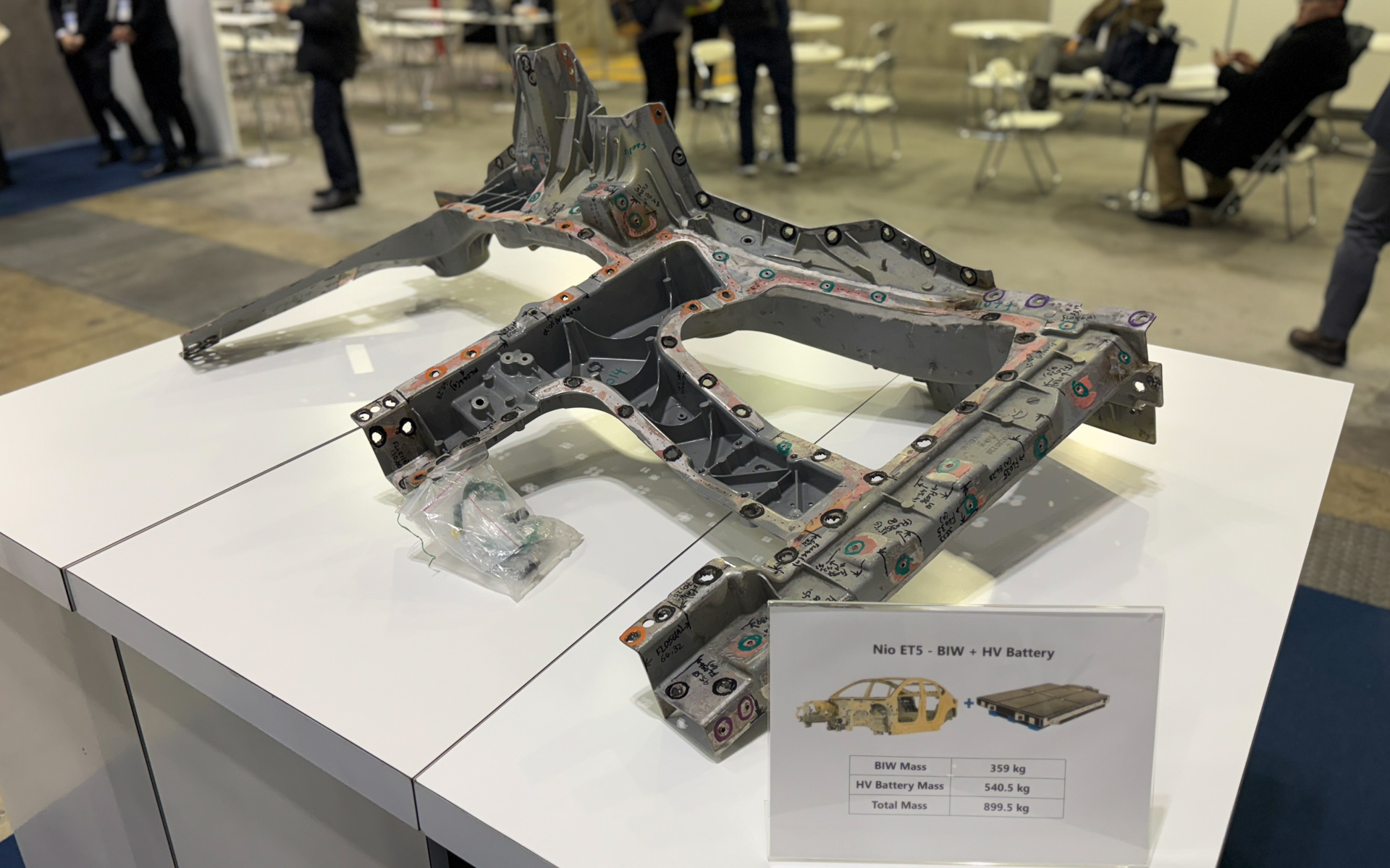 中国のEVブランドNIOのEVセダン「ET5」の分解展示