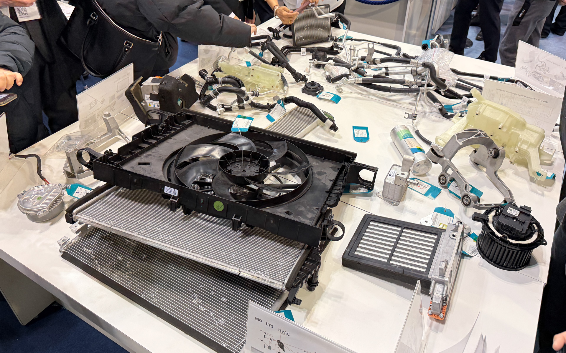 中国のEVブランドNIOのEVセダン「ET5」の分解展示