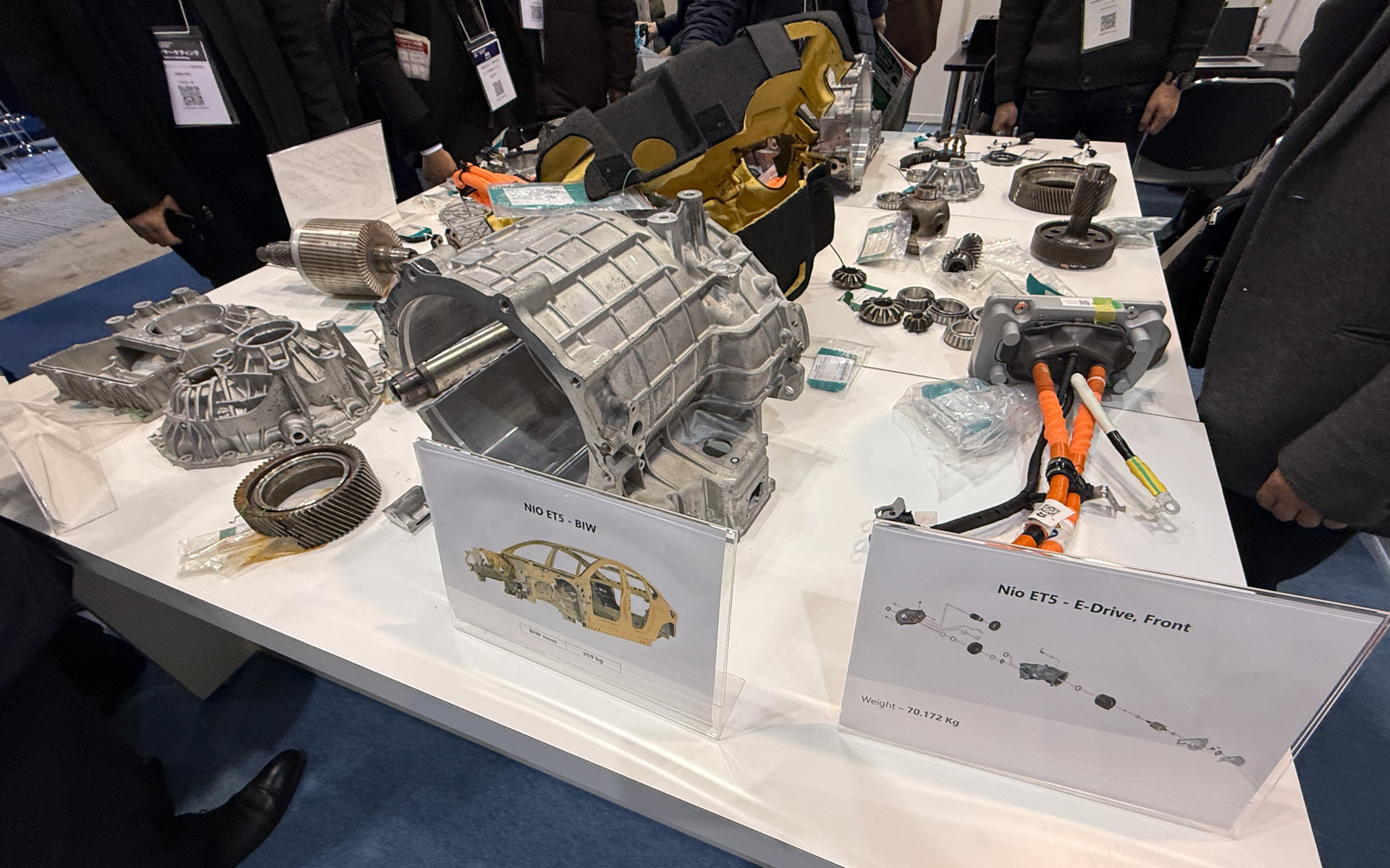 中国のEVブランドNIOのEVセダン「ET5」の分解展示