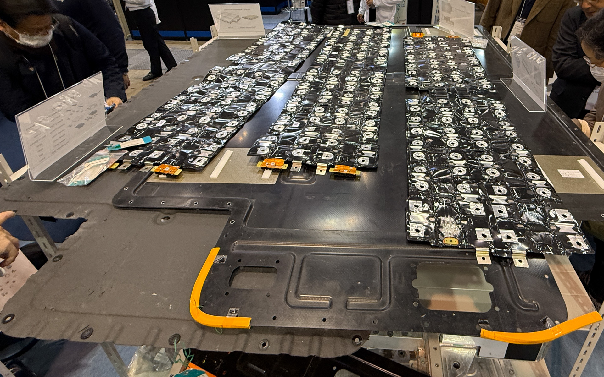 中国のEVブランドNIOのEVセダン「ET5」の分解展示