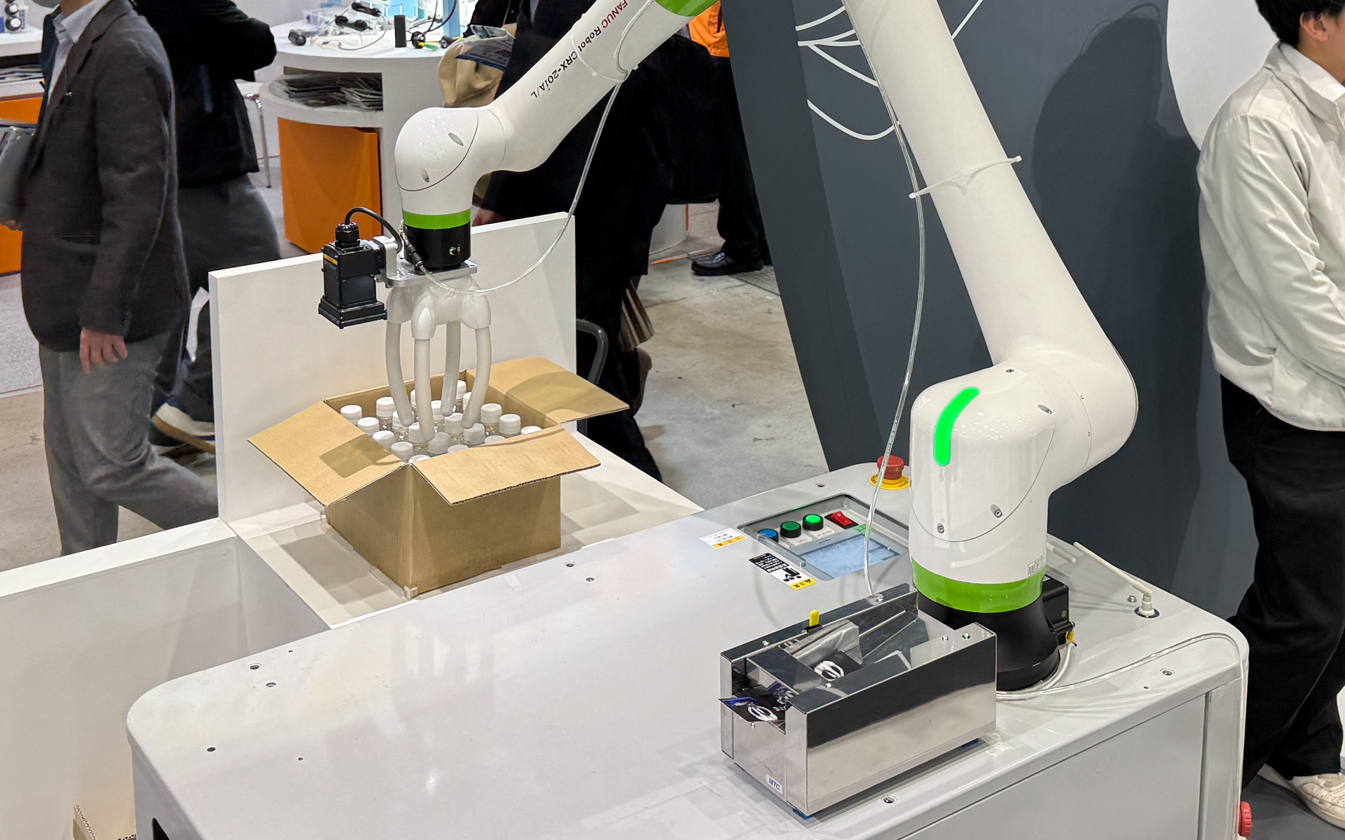 ペッドボトルを箱から取り出す