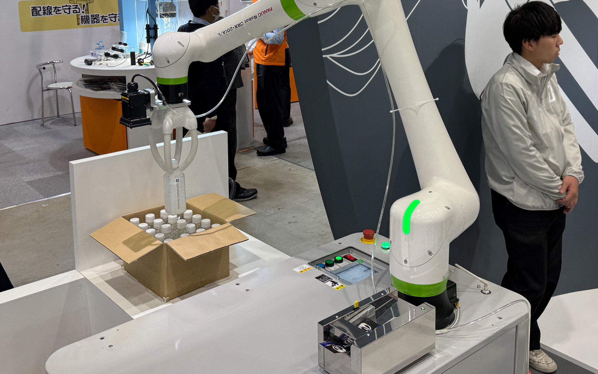 ペッドボトルを箱から取り出す