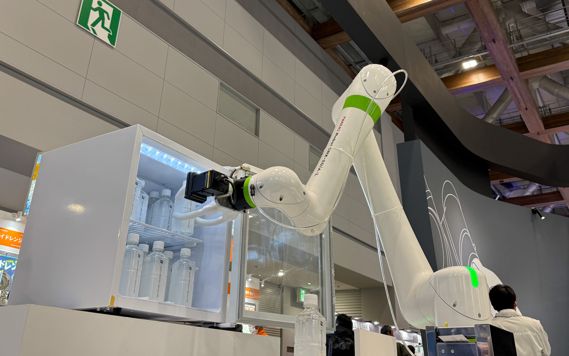 冷蔵庫の扉を開けてペットボトルを棚入れ