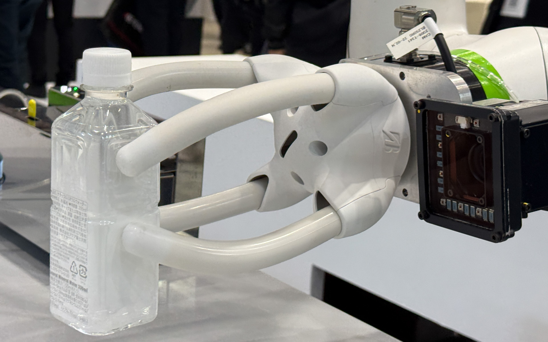 冷蔵庫からペットボトルを取り出すソフトロボットハンド「TETOTE」