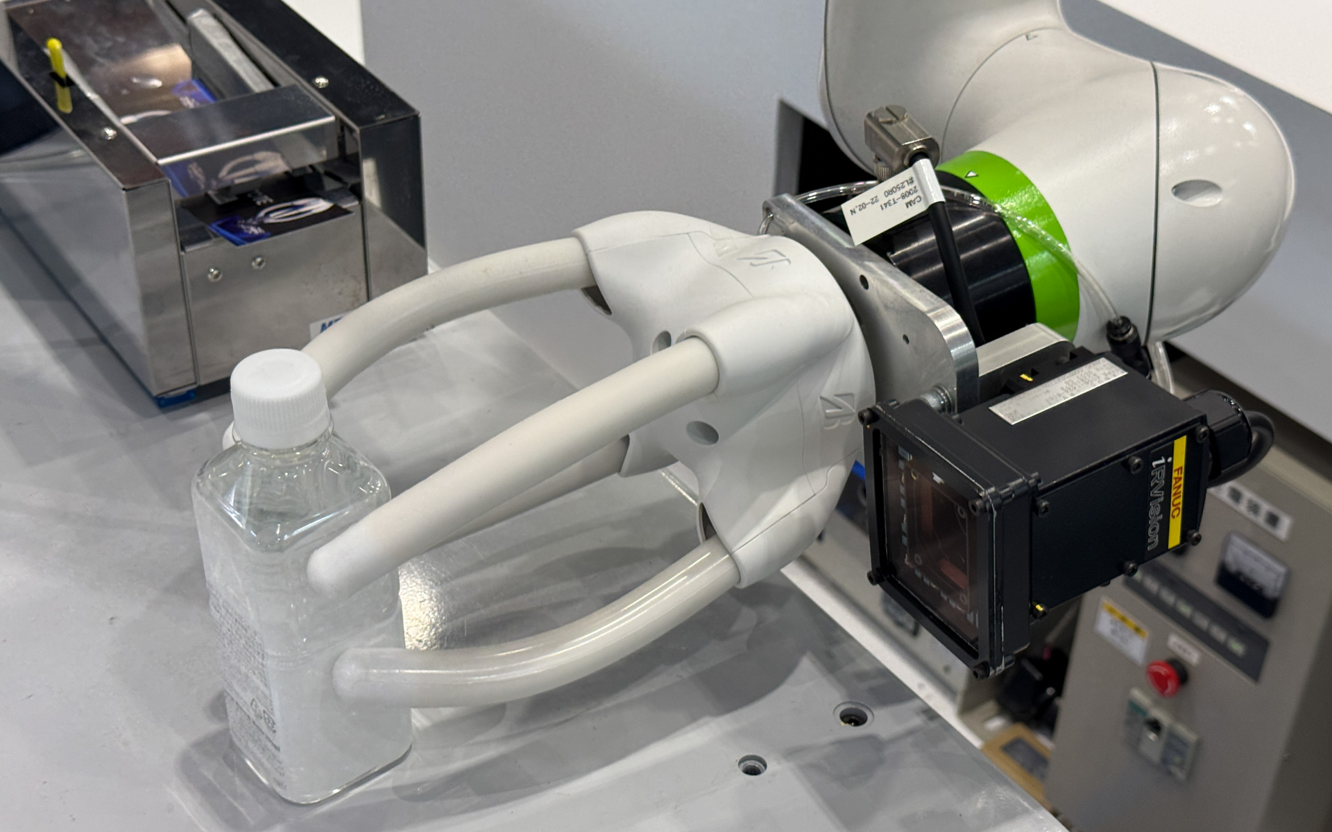 来場者にペットボトルを提供して、名刺交換することもできる