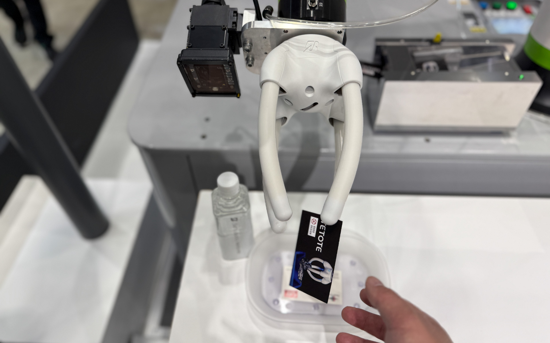 来場者にペットボトルを提供して、名刺交換することもできる