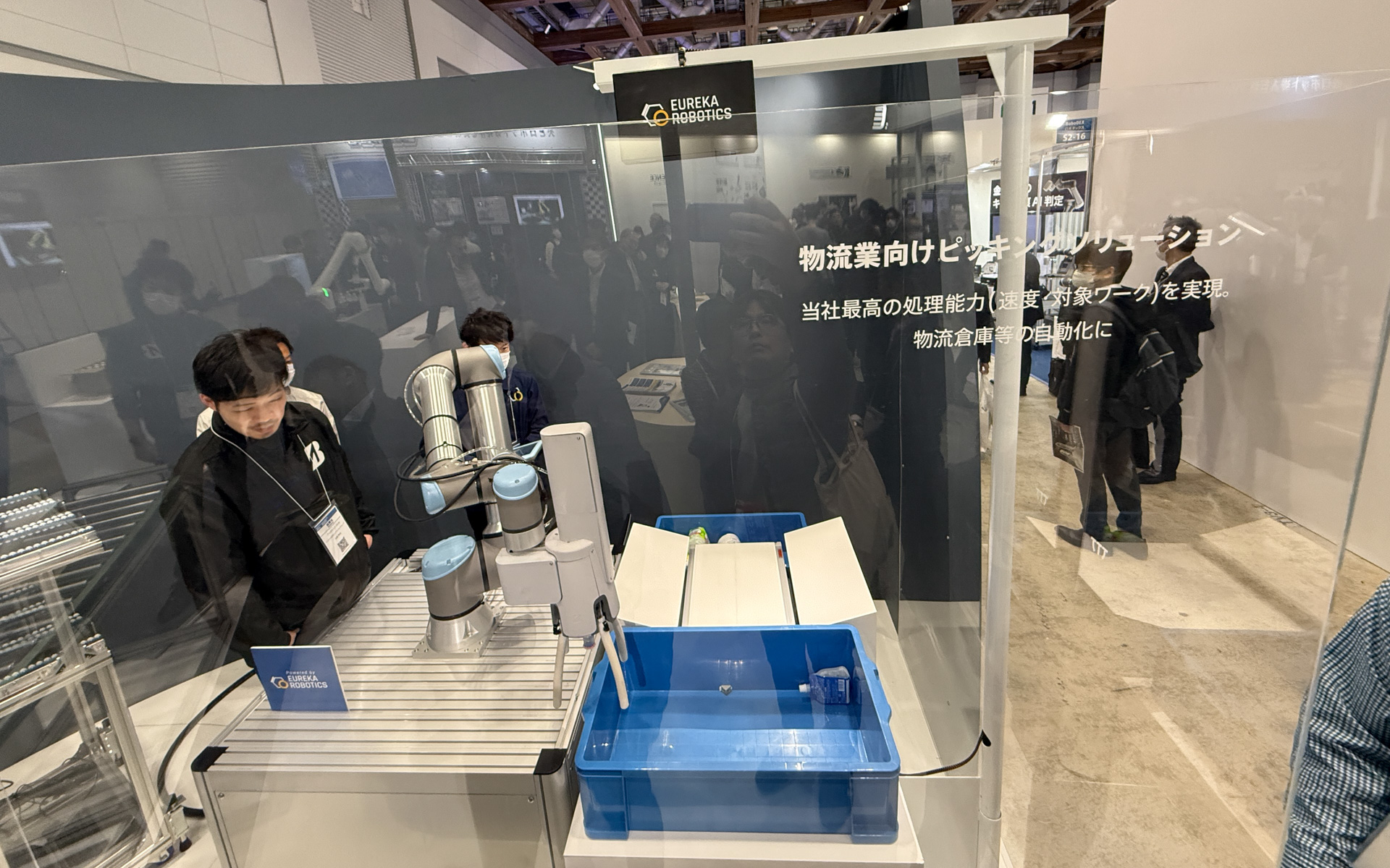 ソフトロボットハンド「TETOTE」とロボットビジョンに加えて、吸着機構を組み合わせたの物流業向けピッキングソリューションのデモ「TETOTE and×ビジョン」