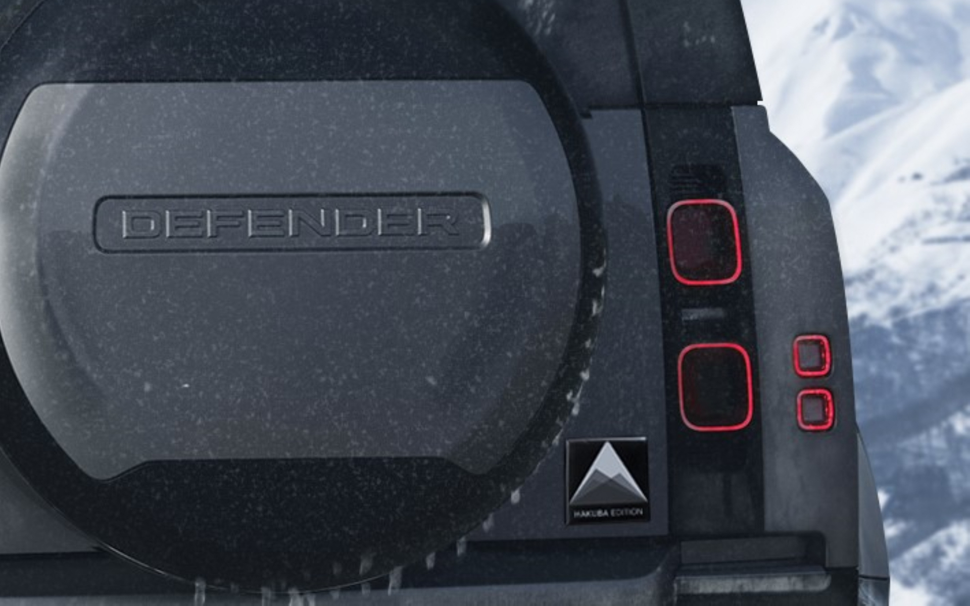 サイドやリアハッチに、英国デザインチームが白馬の山々からインスピレーションを受けてデザインしたというHAKUBA EDITIONのステッカーがあしらわれる