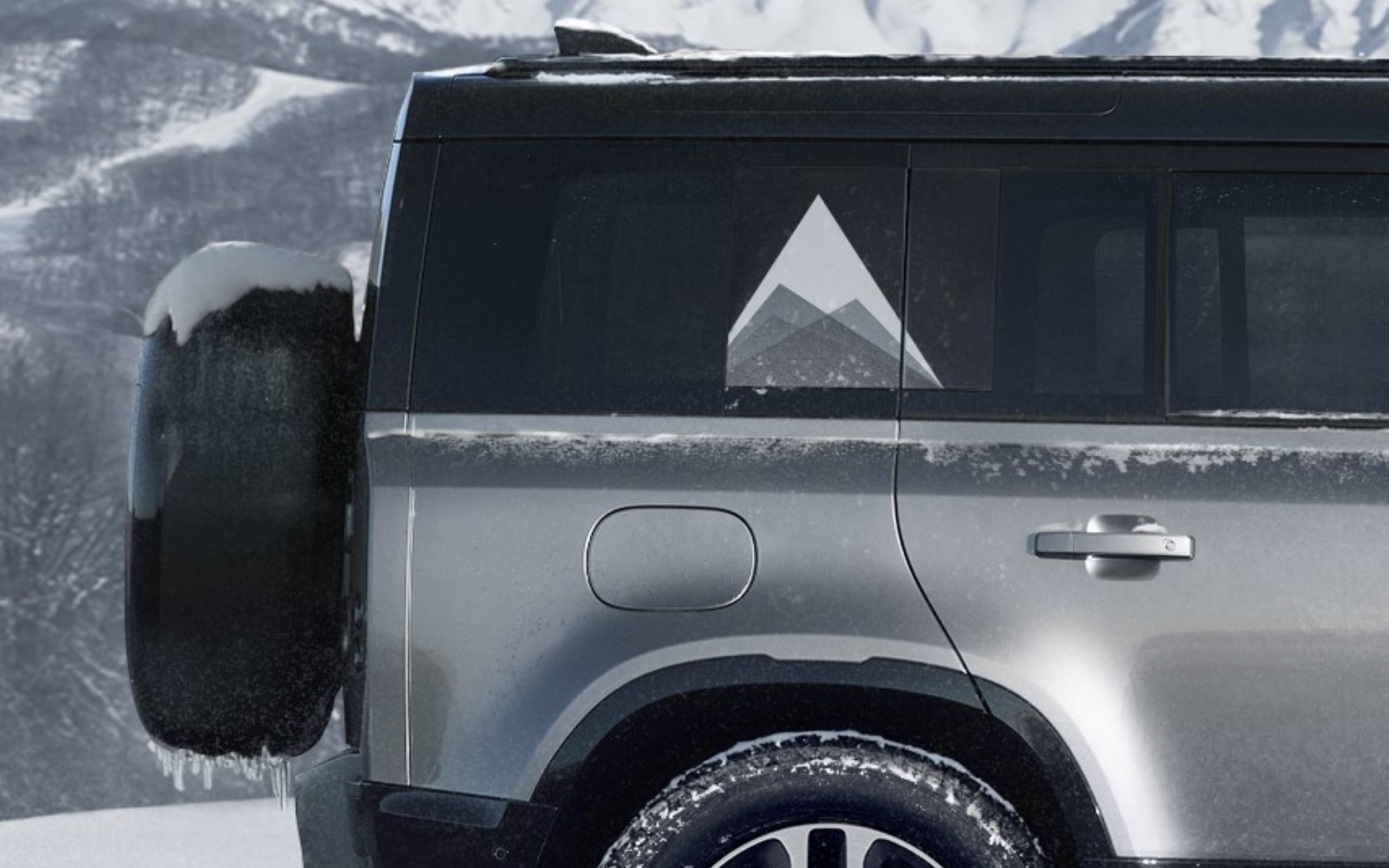 サイドやリアハッチに、英国デザインチームが白馬の山々からインスピレーションを受けてデザインしたというHAKUBA EDITIONのステッカーがあしらわれる