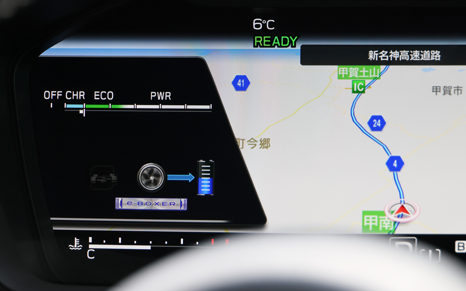 EXグレード専用装備の12.3インチフル液晶メーターは、インフォメーションエリアにエネルギーフローを表示可能。エンジンからの動力はオレンジの矢印、モーターからの動力はグリーンの矢印、回生時などバッテリの充電をしている際はブルーの矢印で表わされる