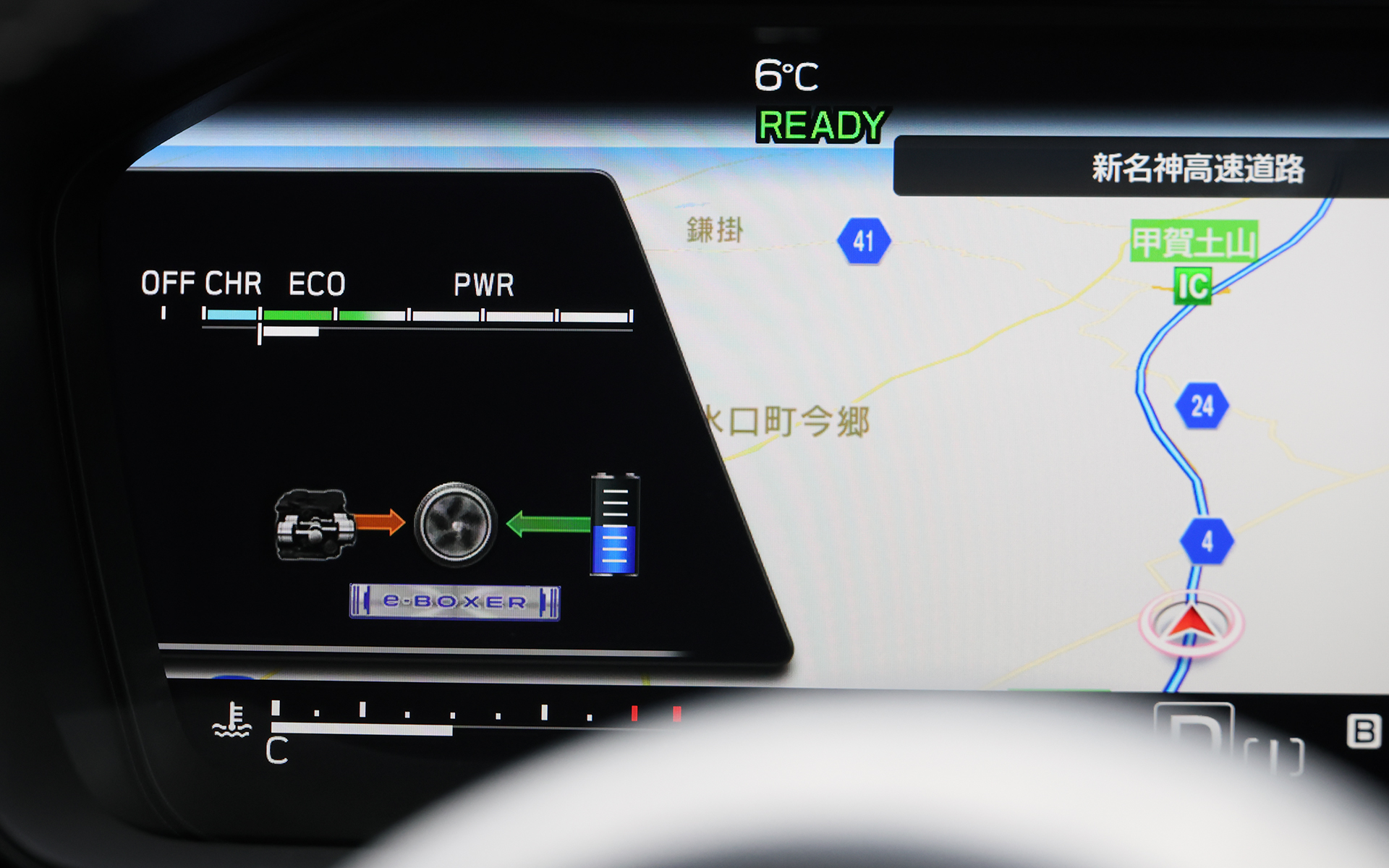 EXグレード専用装備の12.3インチフル液晶メーターは、インフォメーションエリアにエネルギーフローを表示可能。エンジンからの動力はオレンジの矢印、モーターからの動力はグリーンの矢印、回生時などバッテリの充電をしている際はブルーの矢印で表わされる