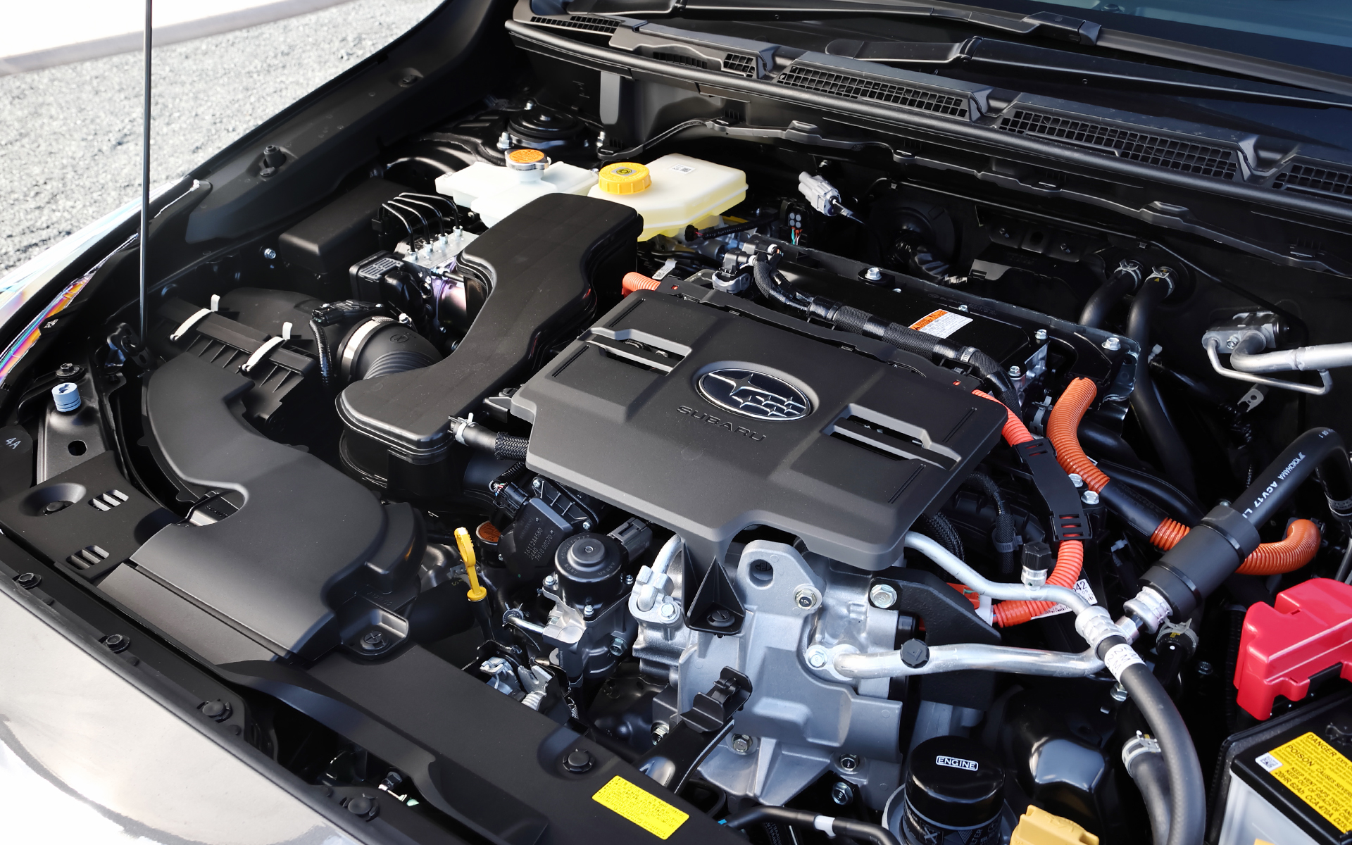 最高出力118kW(160PS)/5600rpm、最大トルク209Nm(21.3kgfm)/4000-4400rpmを発生する水平対向DOHC 2.5リッター「FB25」エンジンを搭載。4.3Ahのバッテリで、最高出力88kW(119.6PS)、最大トルク270Nm(27.5kgfm)を発生する「MC2」モーターを駆動するe-BOXER(ストロングハイブリッド)システムを用いている。トランスミッションはリニアトロニック。駆動方式はスバルおなじみのシンメトリカルAWDとしながら、一定条件でクラッチを開放し2WD走行も可能としている