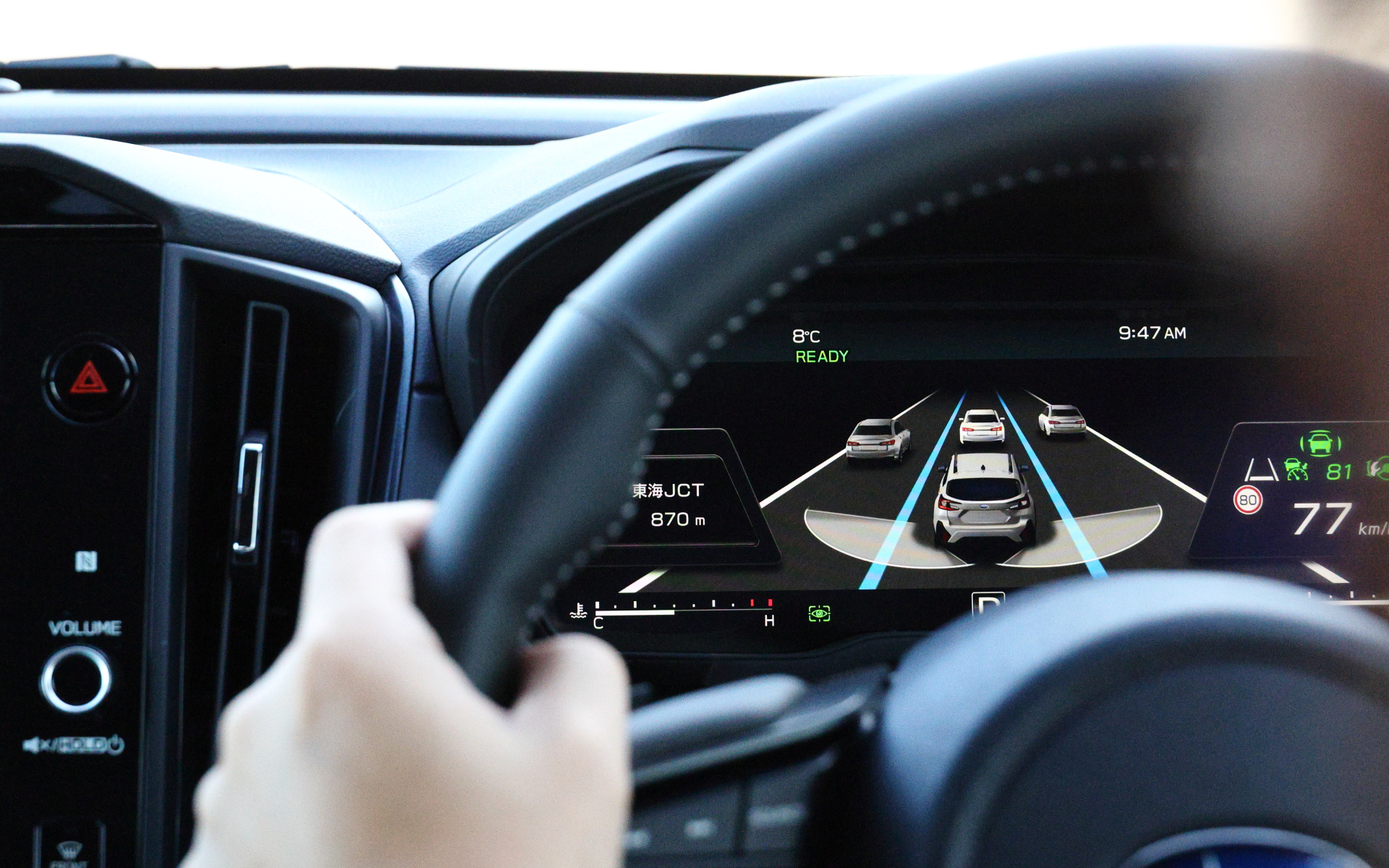 システムがしっかりと周囲の車両を検知し、「アクティブレーンチェンジアシスト」「全車速追従機能付クルーズコントロール（ACC）」といった支援を受けながら、流れに乗って走る