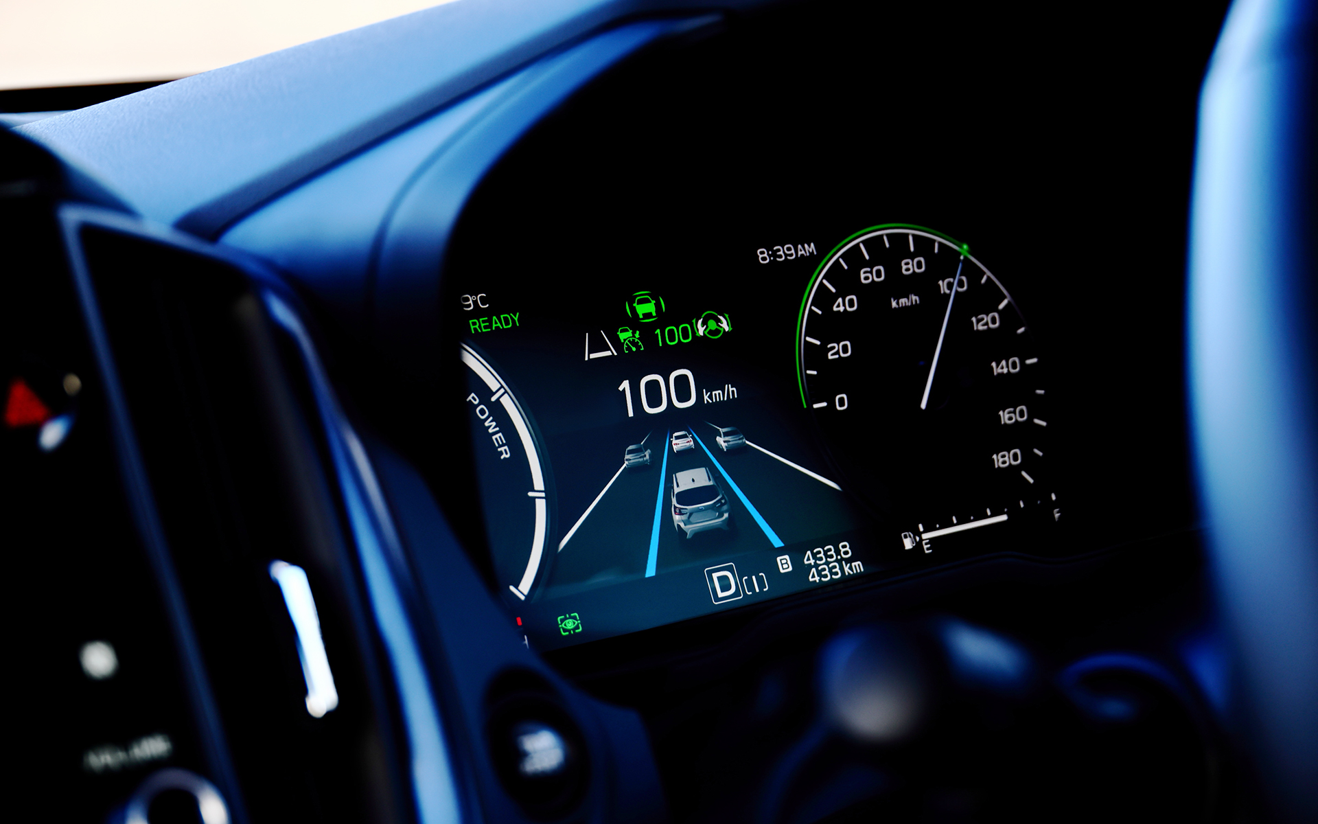 システムがしっかりと周囲の車両を検知し、「アクティブレーンチェンジアシスト」「全車速追従機能付クルーズコントロール（ACC）」といった支援を受けながら、流れに乗って走る