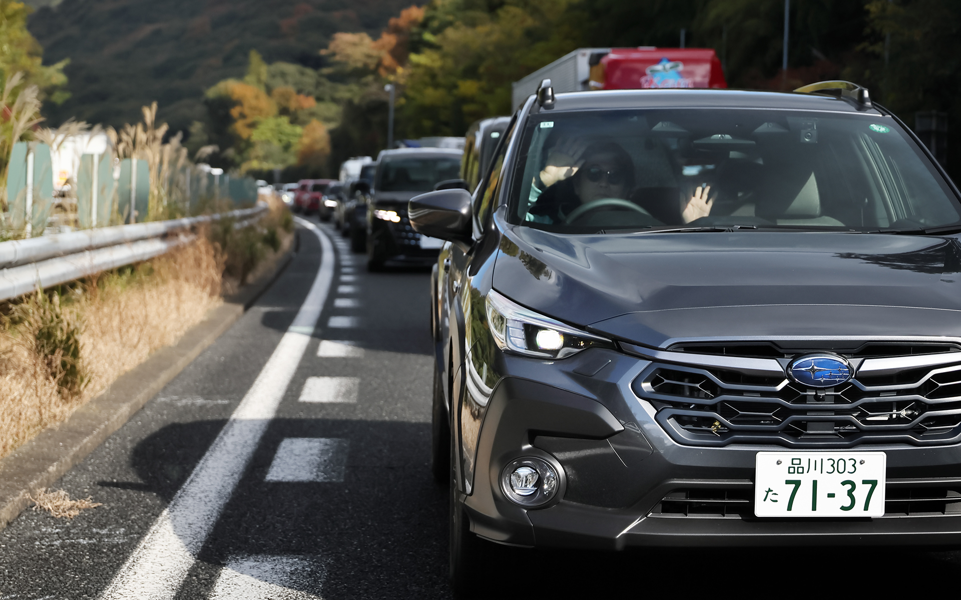 アイサイトXでは一定条件でステアリングから手を離せる渋滞時ハンズオフアシストも利用可能。使えるタイミングになると「ポーン」という音とともにメーター内のインジケーターが青く光る