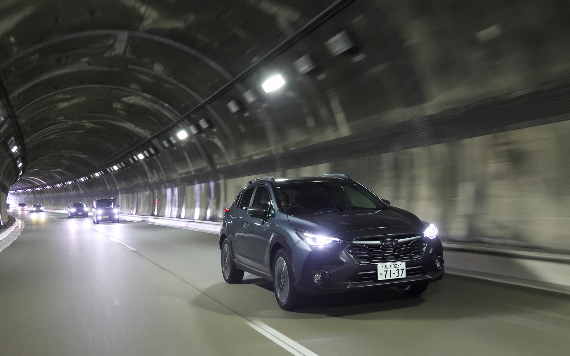 トンネル内を走るクロストレック S：HEV