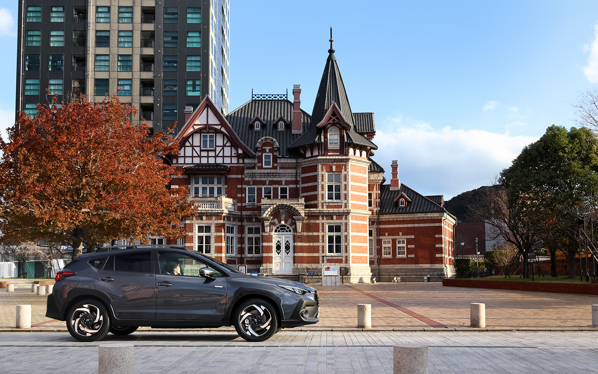 印象的な建物が並ぶ門司港レトロ。マグネタイトグレー・メタリックのボディカラーはどんな景色にもなじむ